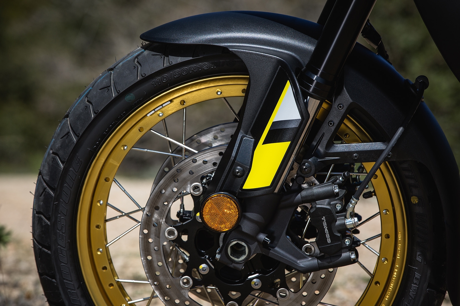  Roda dianteira de 19 polegadas com pneu sem câmara é atração na Suzuki V-Strom