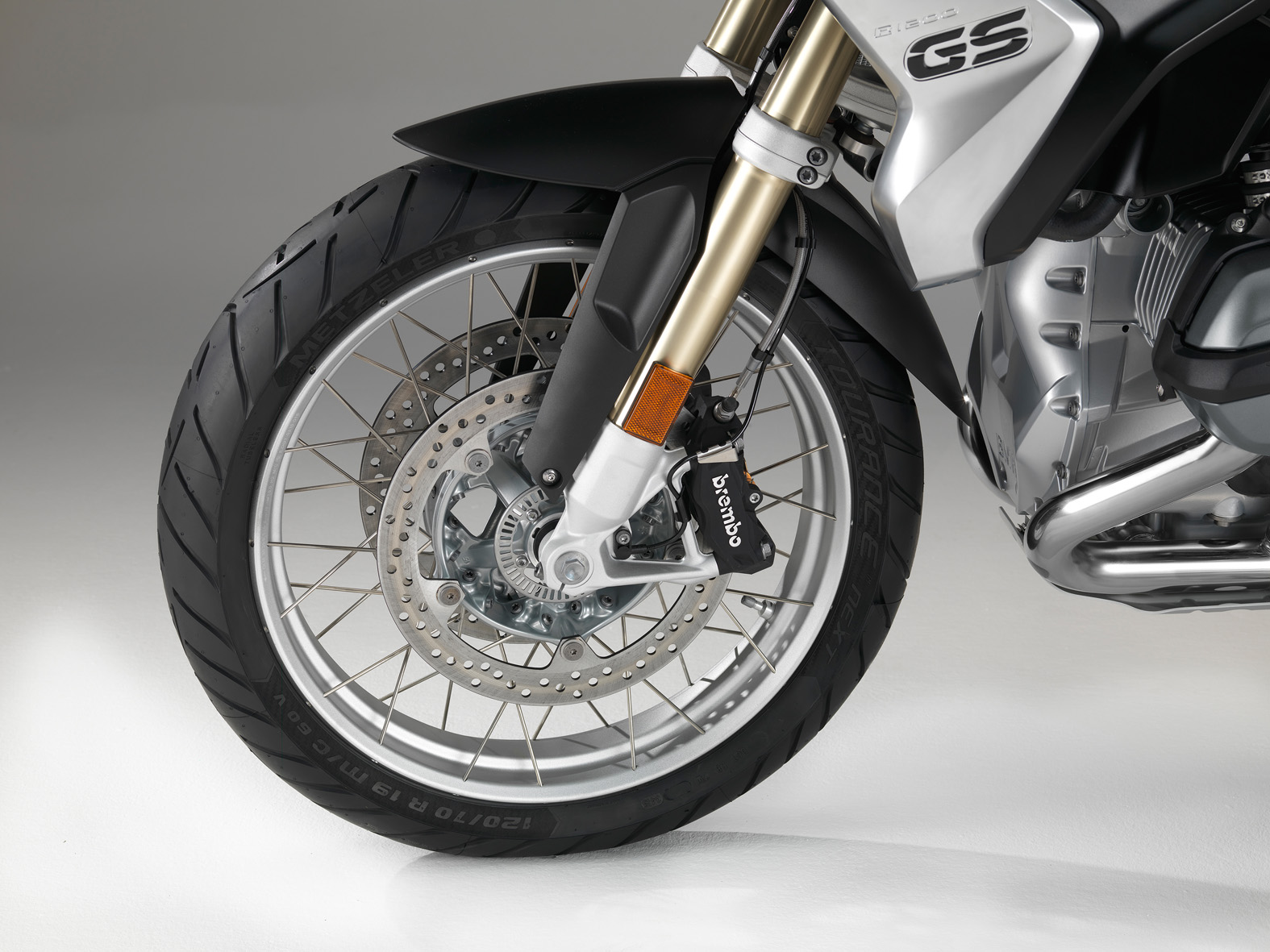  A BMW R 1200 GS na versão Premium traz roda raiada de 19 polegadas na dianteira