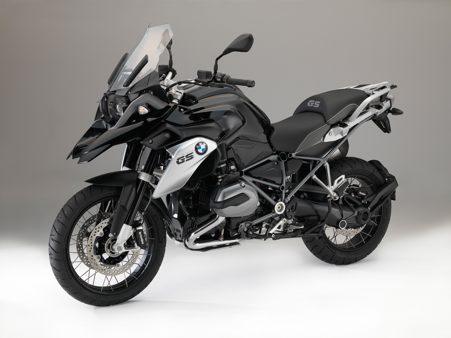  A BMW R 1200 GS usa a exclusiva suspensão Paralever e Telelever