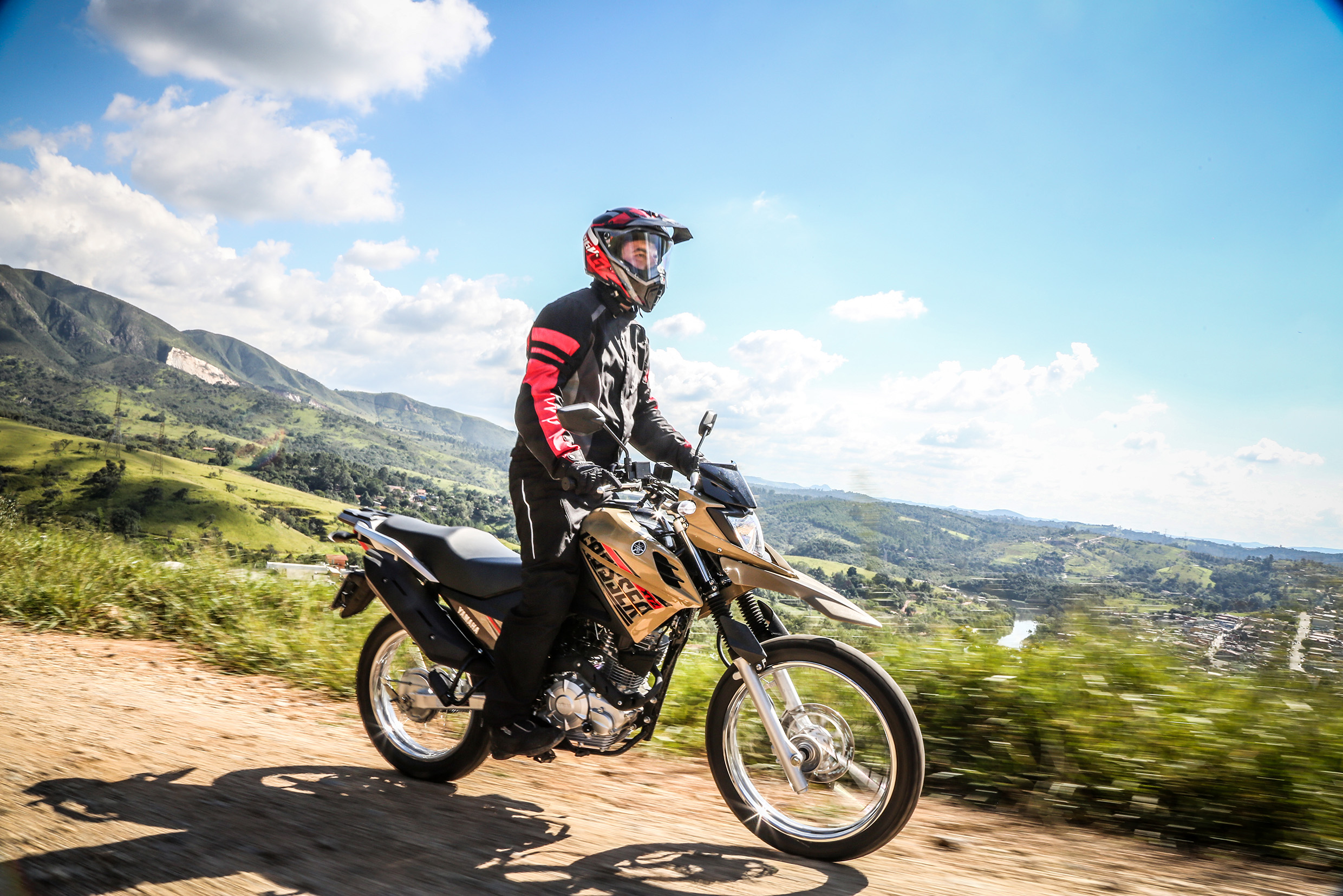  Suspensões com 180 mm de curso e os pneus de uso misto ajudam a enfrentar estradas de terra