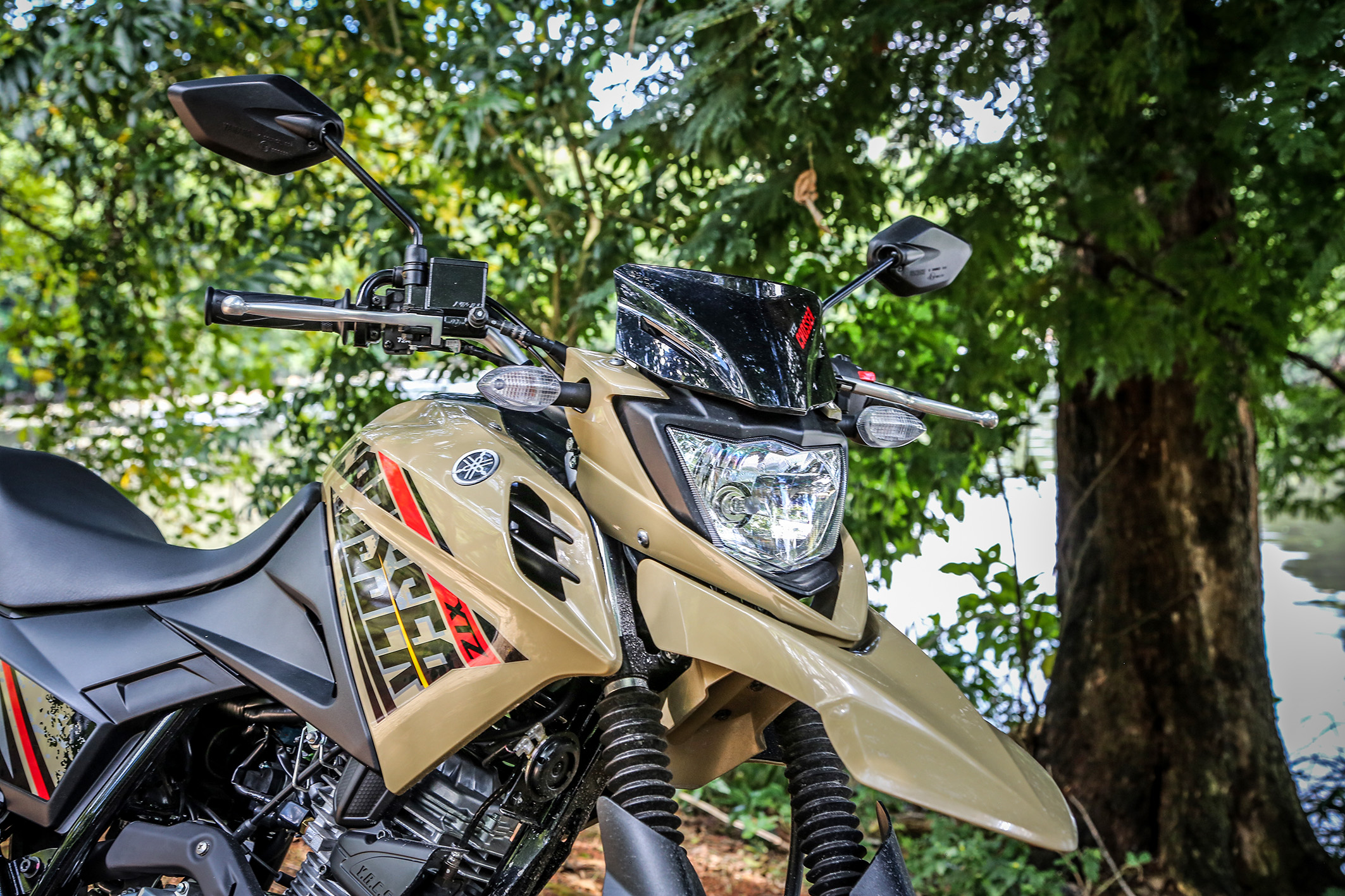  A "maquiagem" aventureira consiste em paralama alto, sanfonas e protetores nas bangalas dianteiras