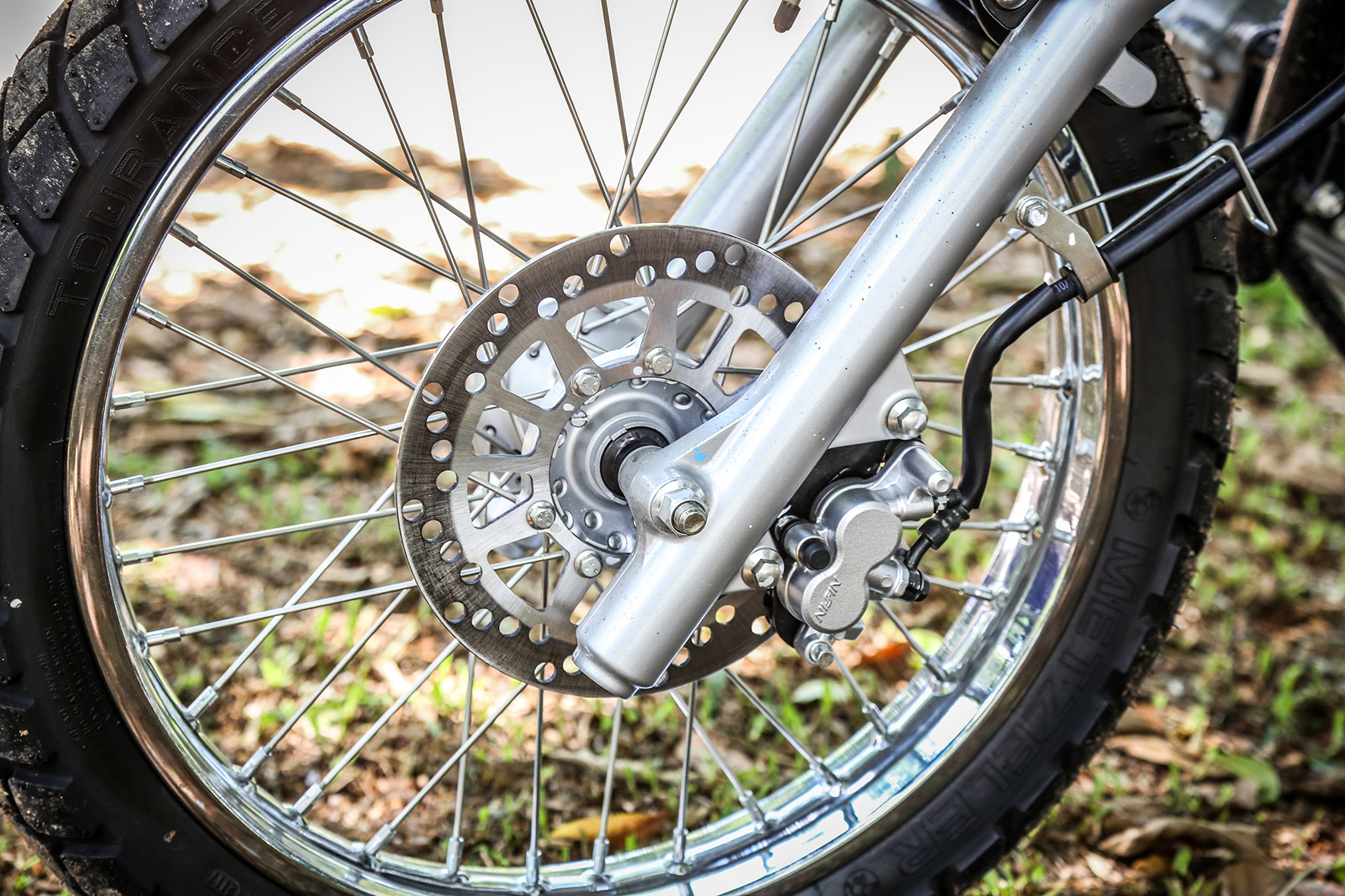  Na roda dianteira de 19 polegadas, o freio tem disco de 230 mm de diâmetro