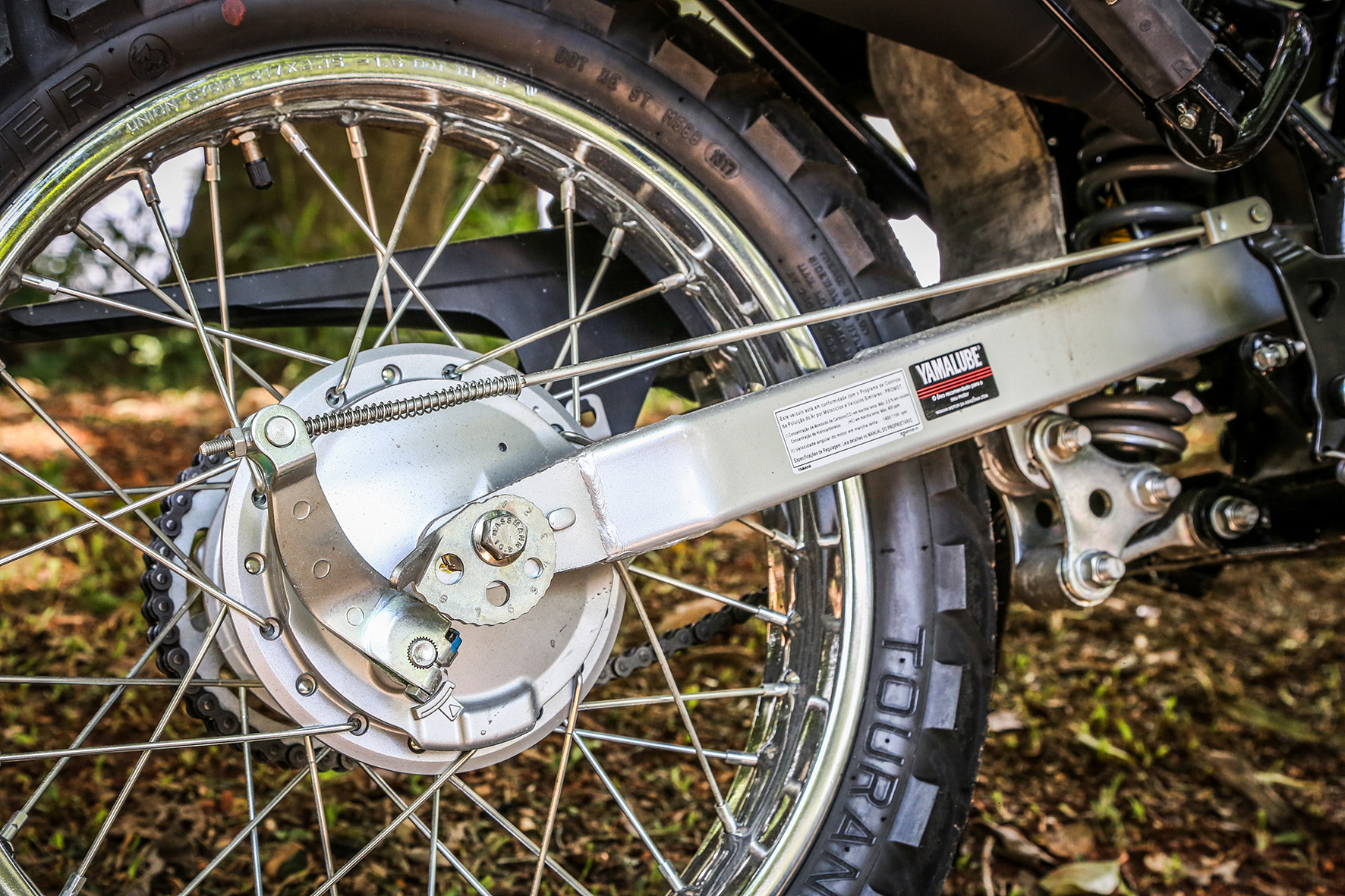  Na roda traseira aro 17, o freio é a tambor