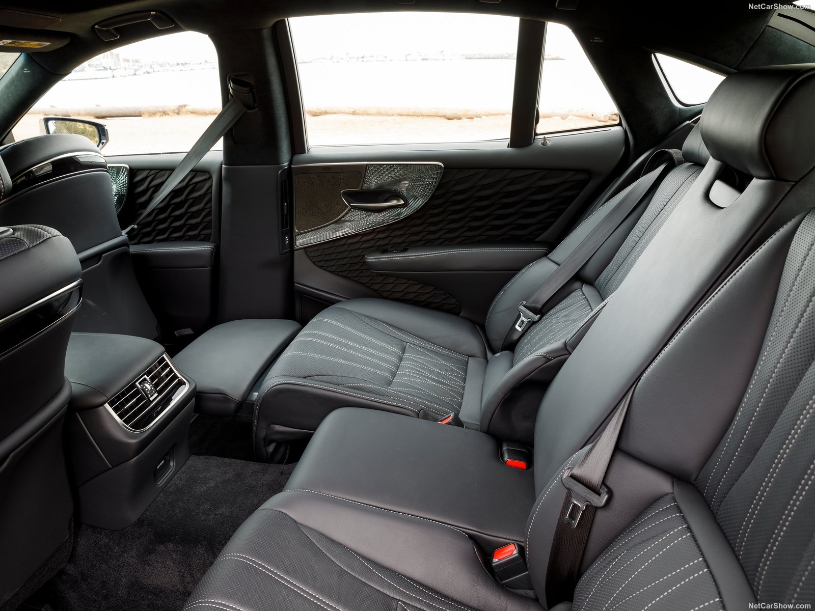  São 22 tipos de regulagem nos assentos traseiros