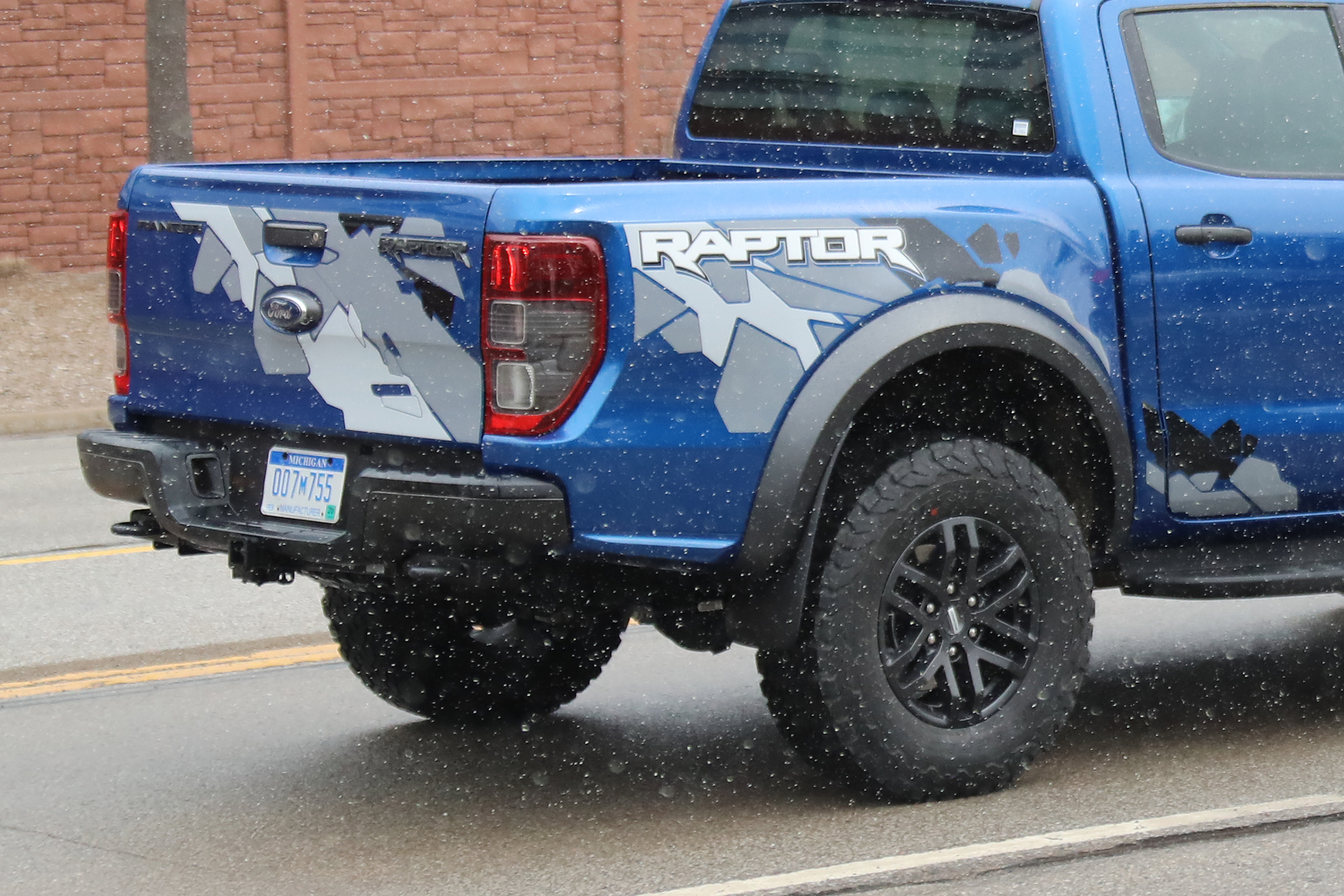  Picape tem customização com adesivos na parte traseira