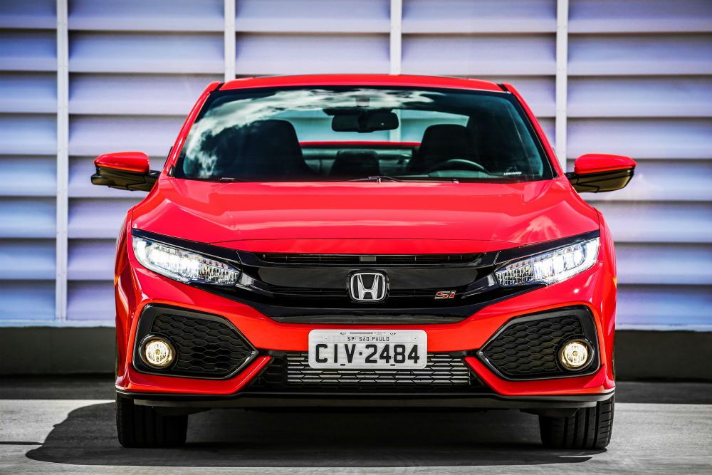  Dianteira invocada traz o 'Si' tatuado na grade frontal, toda preta