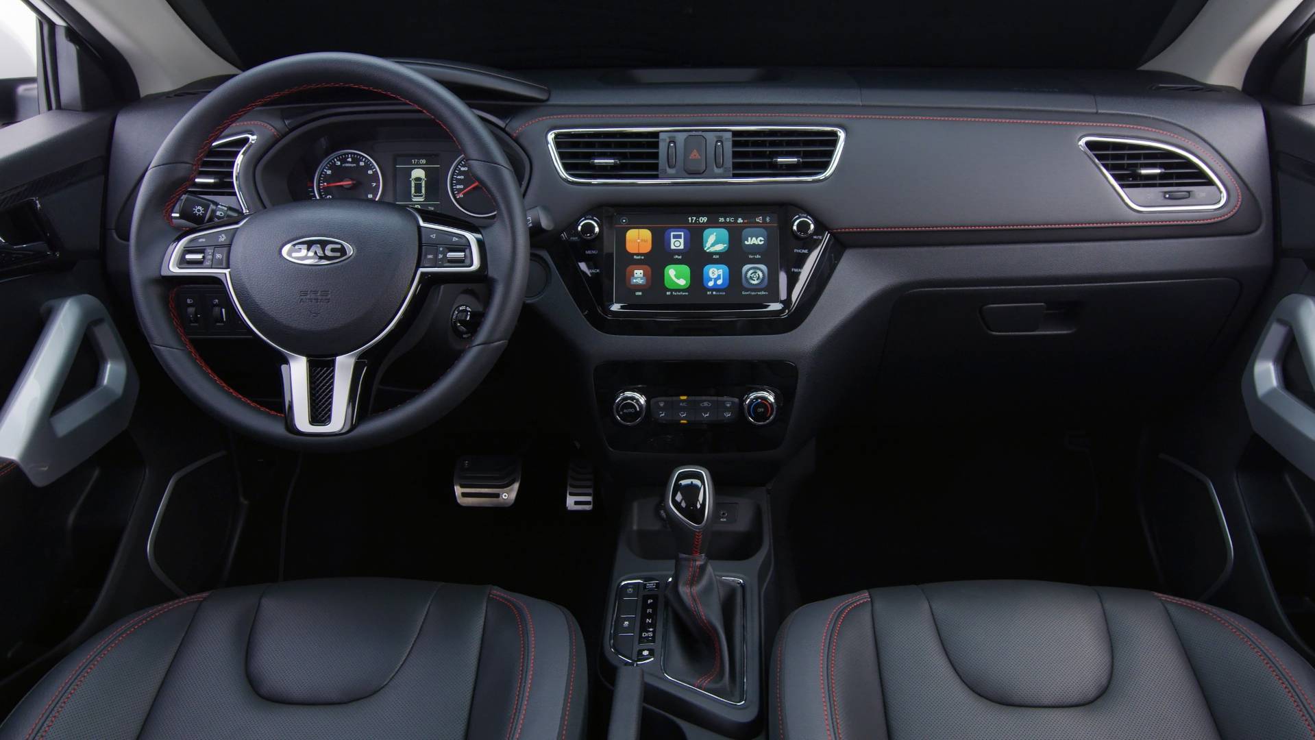  Interior se diferencia pela manopla do câmbio e costuras vermelhas dos bancos,