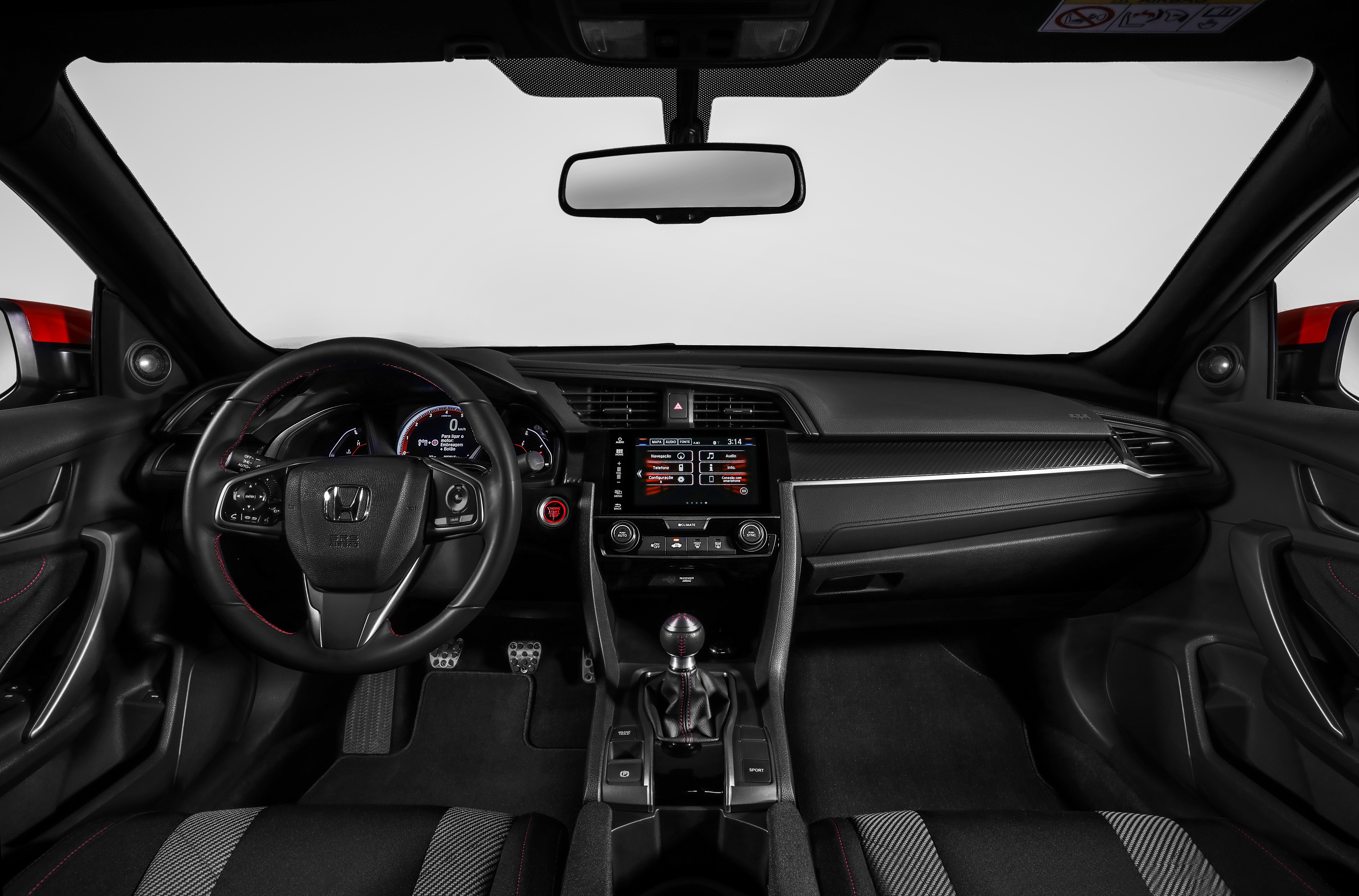 Honda Civic Si 2018 trabalha com costuras vermelhas nas portas, volante e na coifa do câmbio