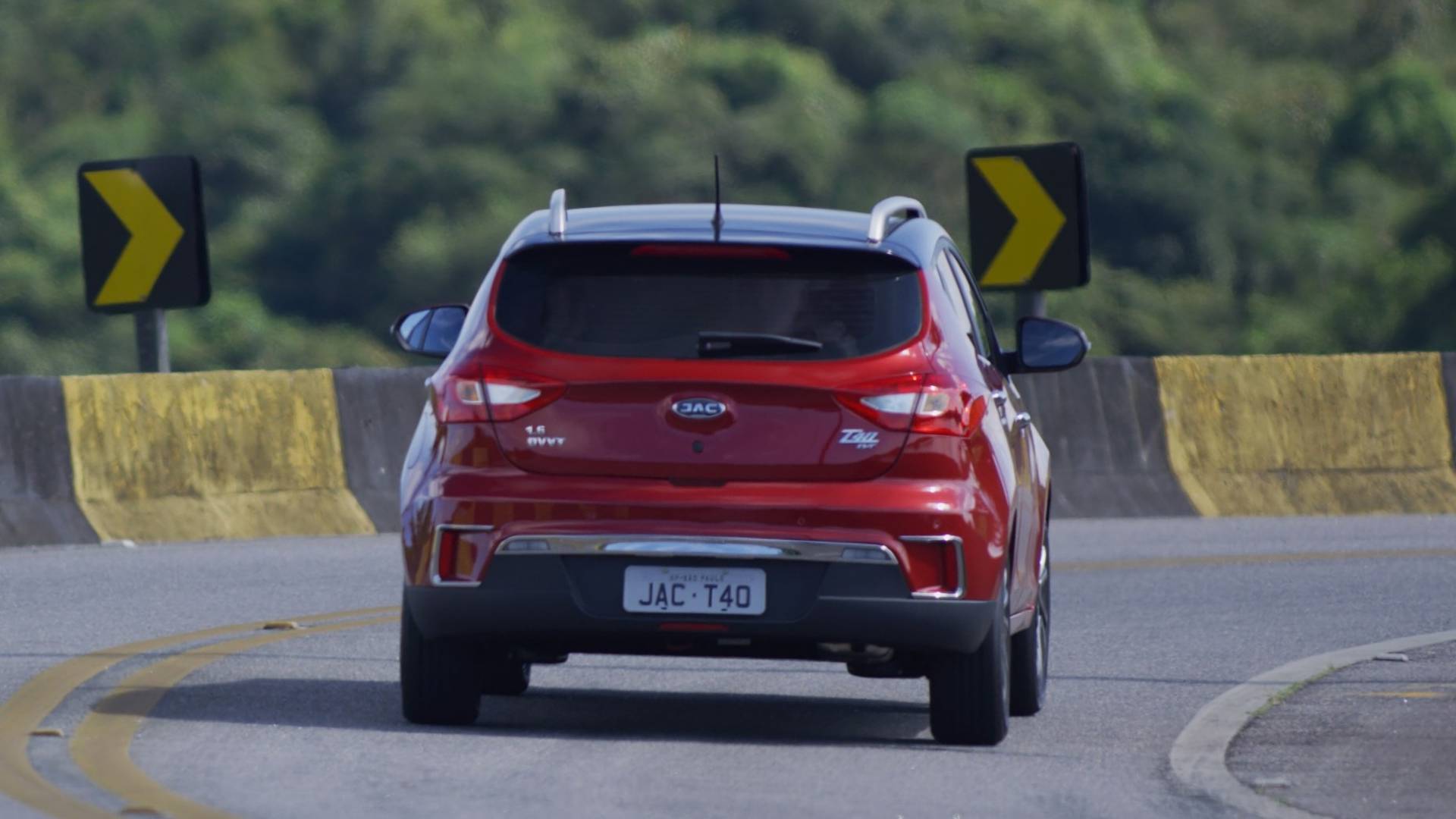  Design externo não traz diferenças entre a versão automática CVT e a manual