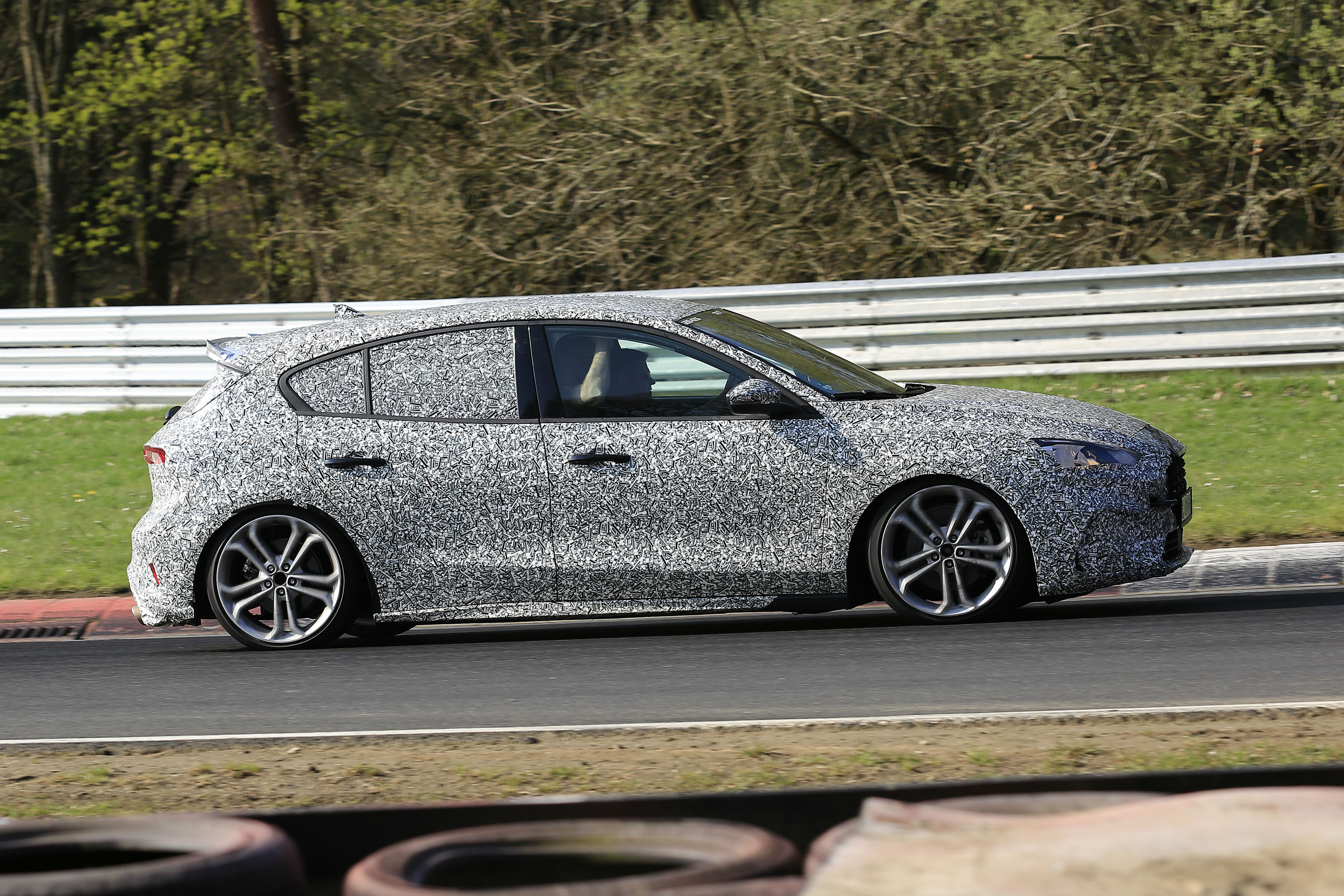  Ford Focus ST é flagrado em testes