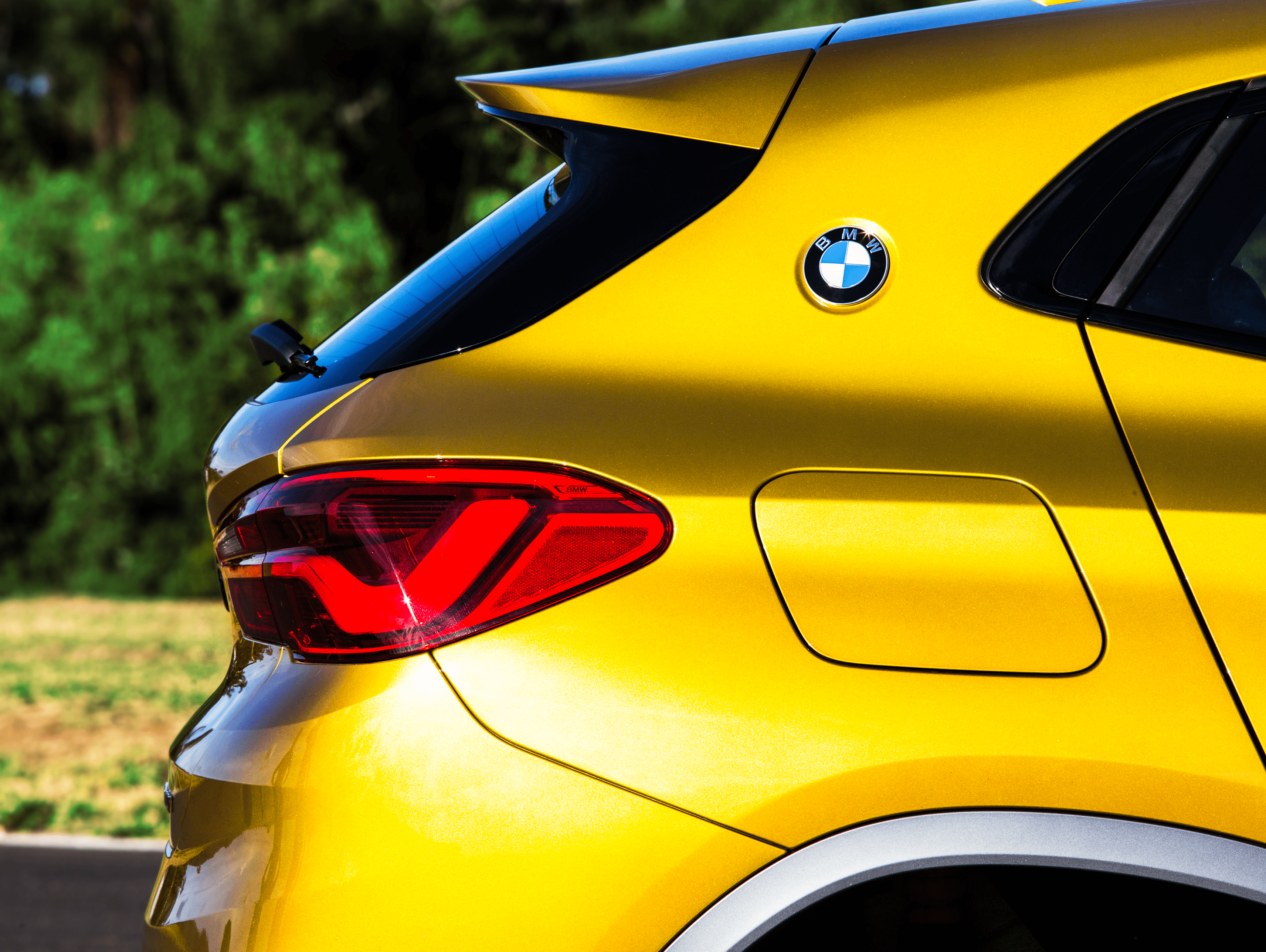  Logo na coluna C remete a modelos clássicos da BMW