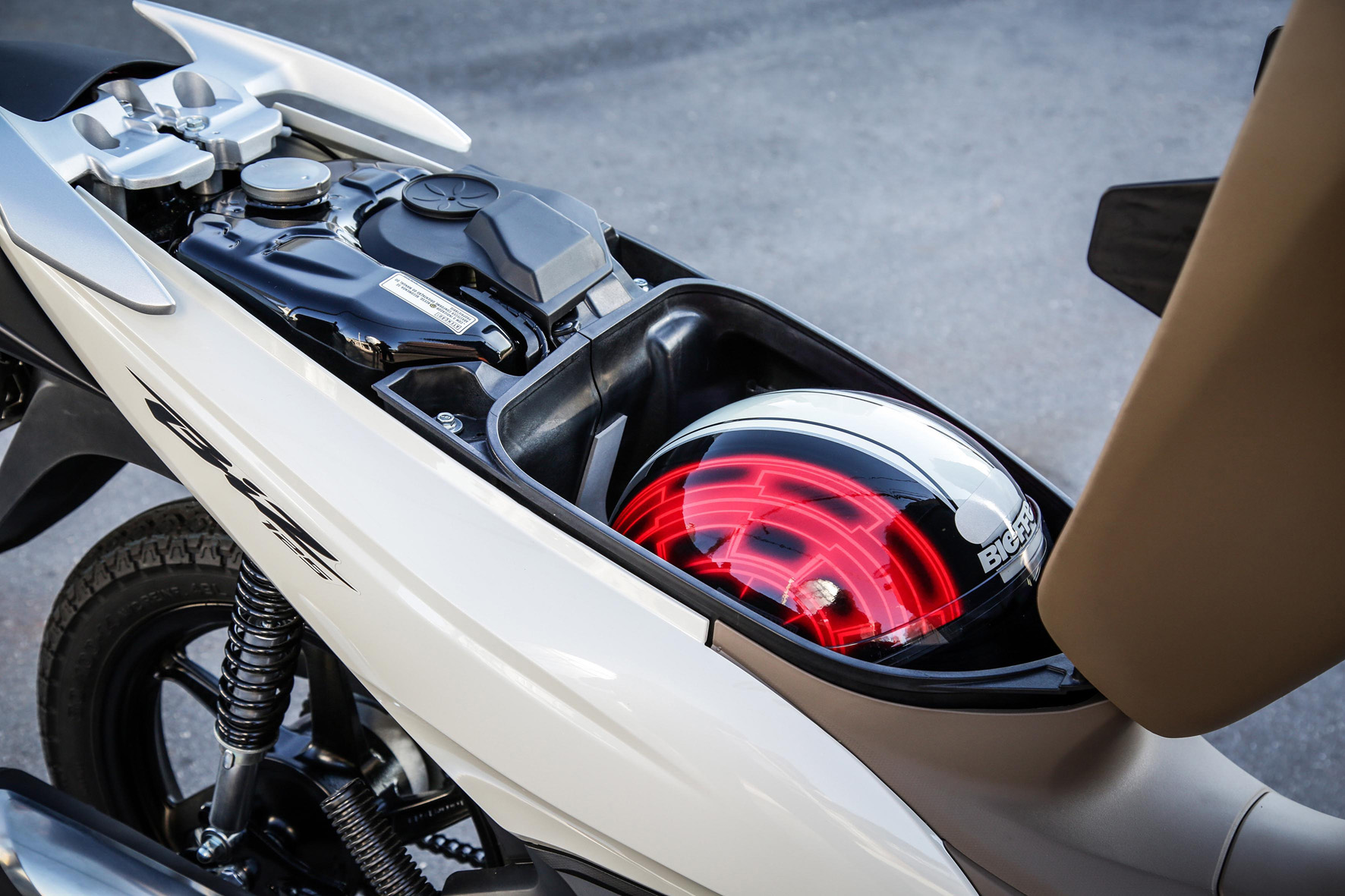  Compartimento sob o banco é muito prático e ficou maior: tem 22 litros e cabe um capacete fechado