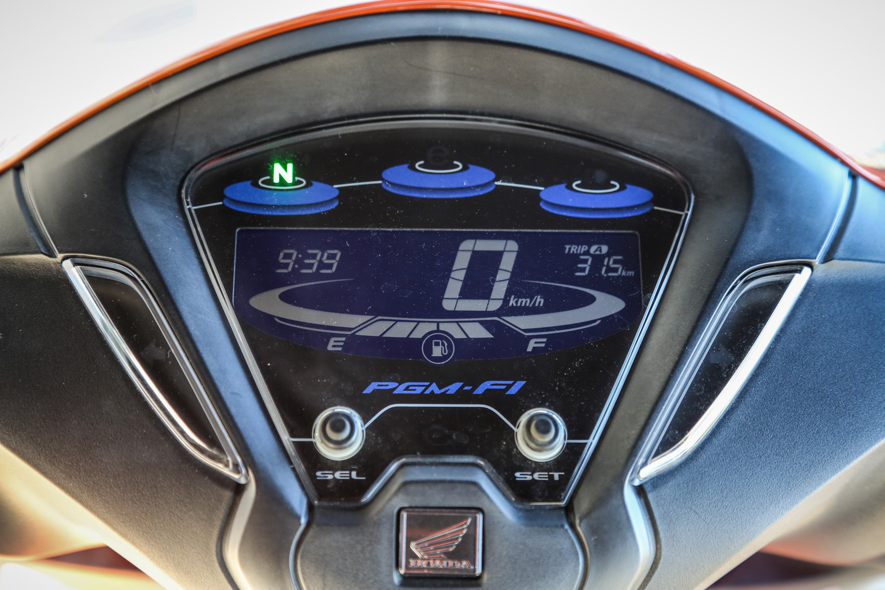  Painel digital é novidade da nova Biz 125. Luz "Eco" indica pilotagem econômica