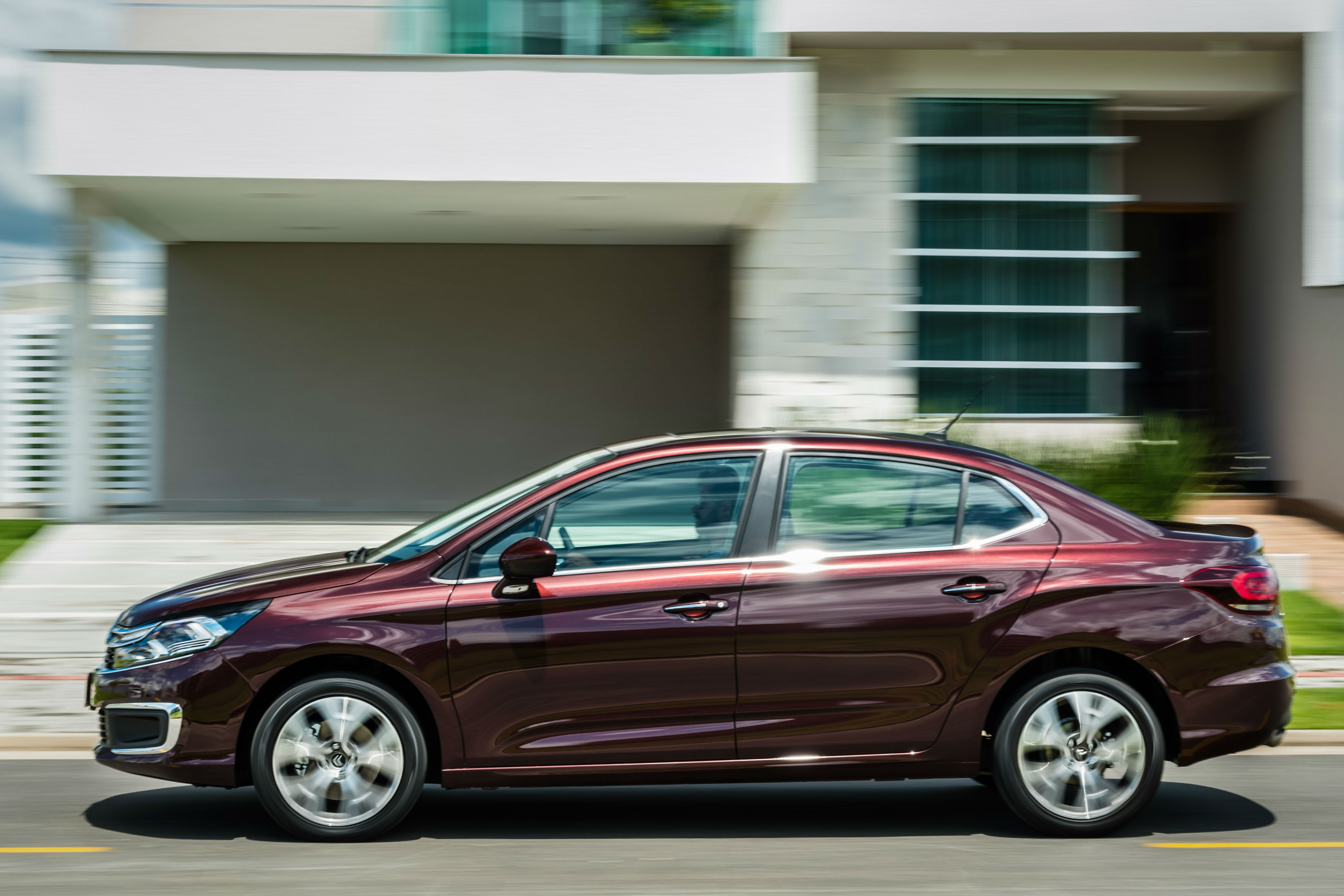  Silhueta do novo C4 Lounge continua a mesma. Destaque para as novas rodas de liga leve de 17 polegadas.