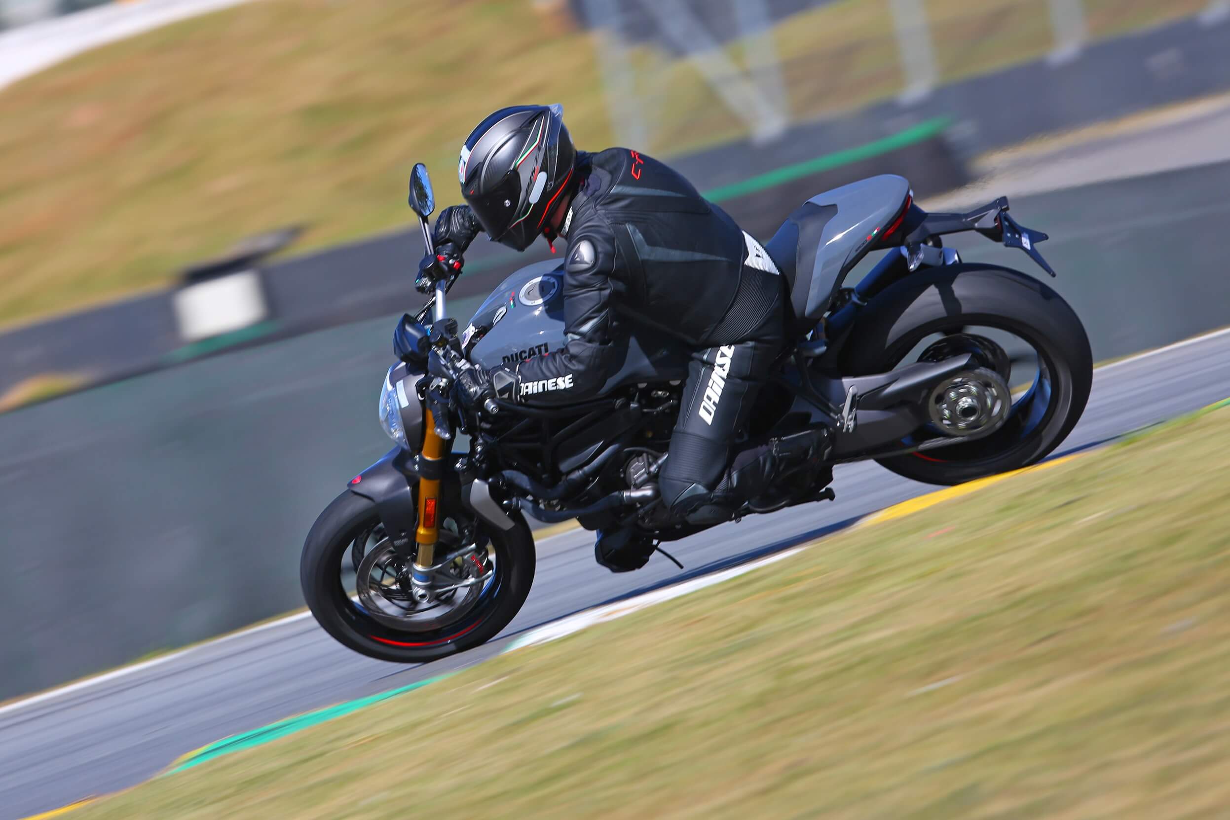  Entre as iniciativas para aumentar a segurança está o ABS para curvas, que equipa a Monster 1200S