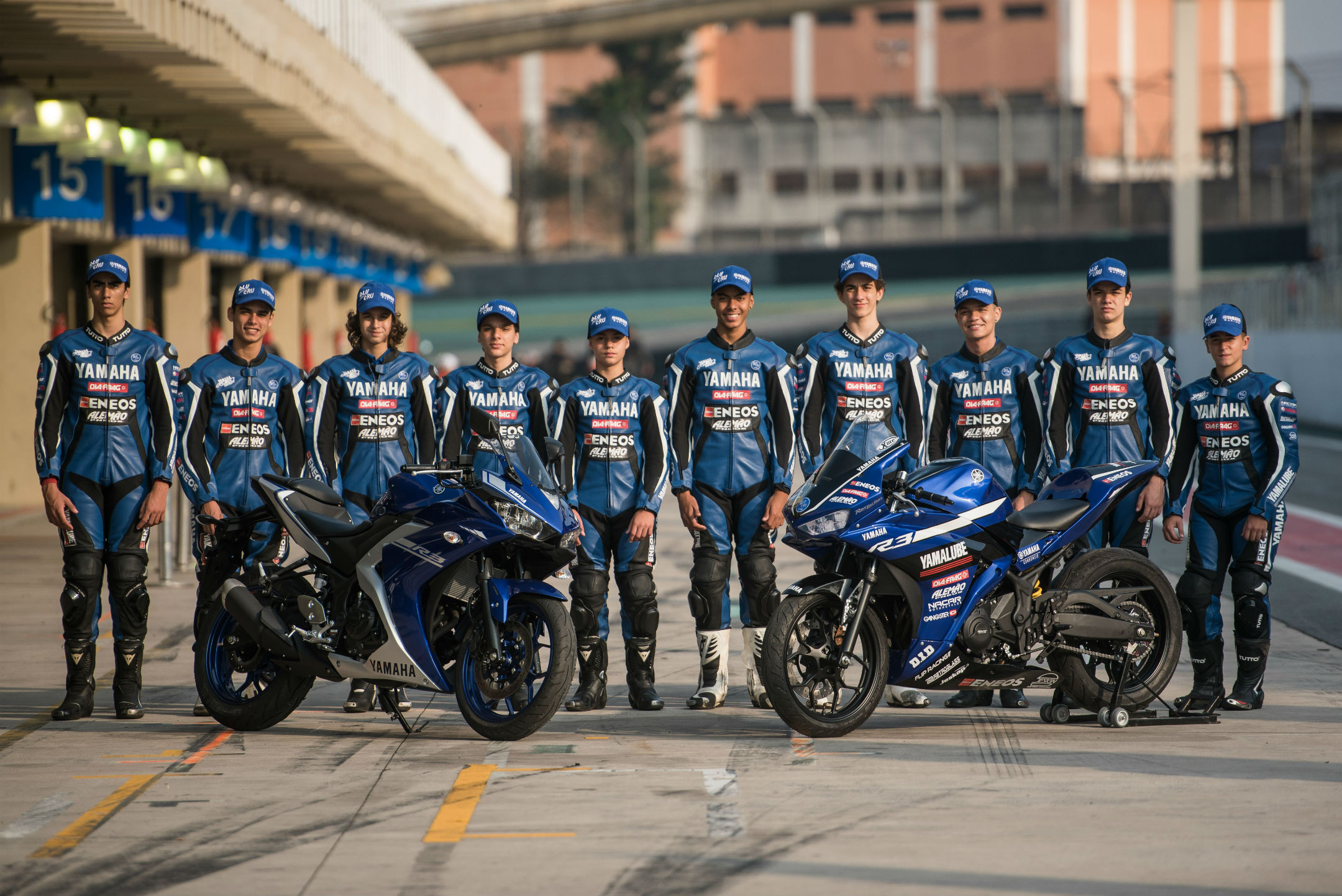  Pilotos da equipe oficial da Yamaha, na Yamalube R3 Cup