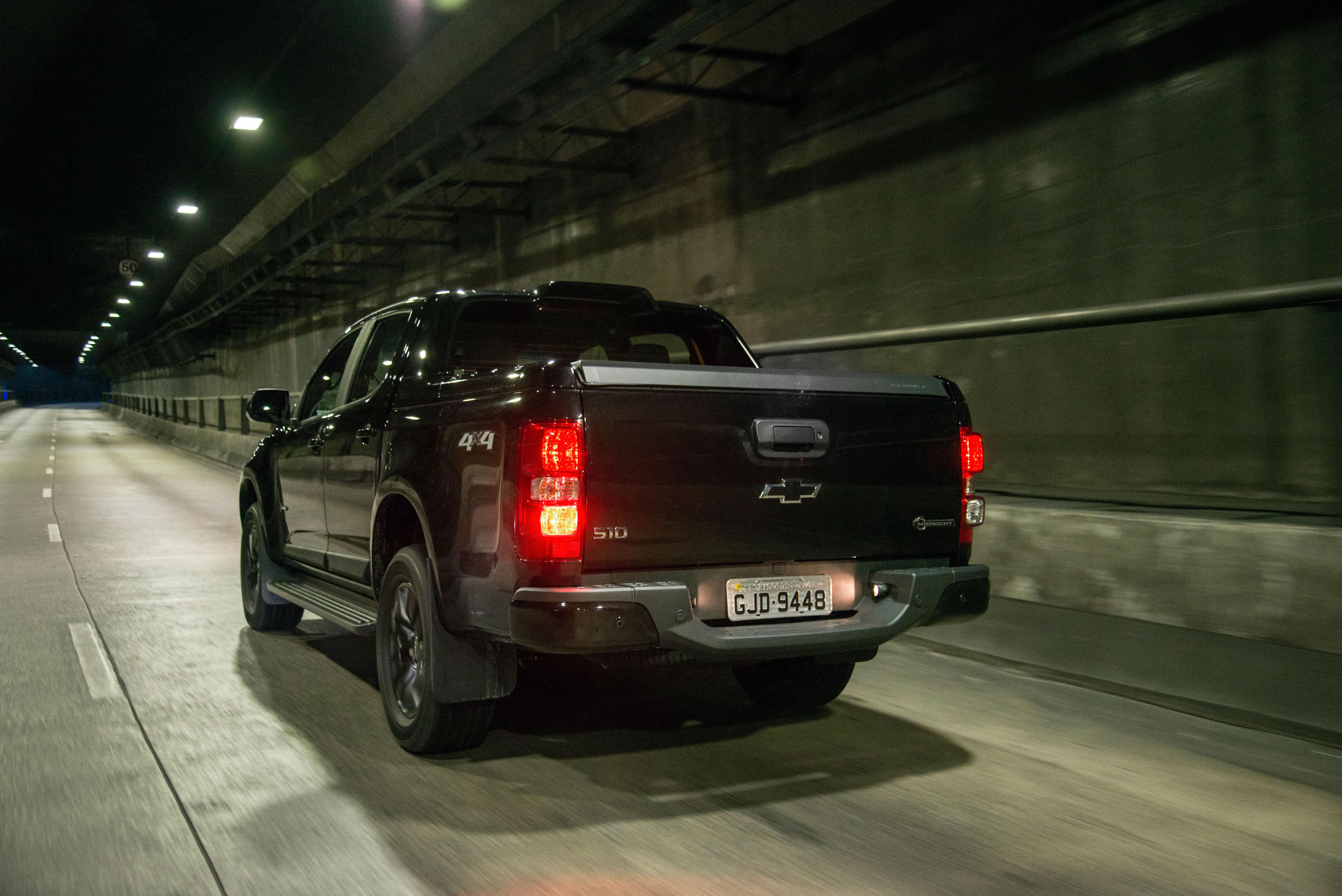  Assim como na dianteira, a gravatinha dourada ficou preta na S10 Midnight