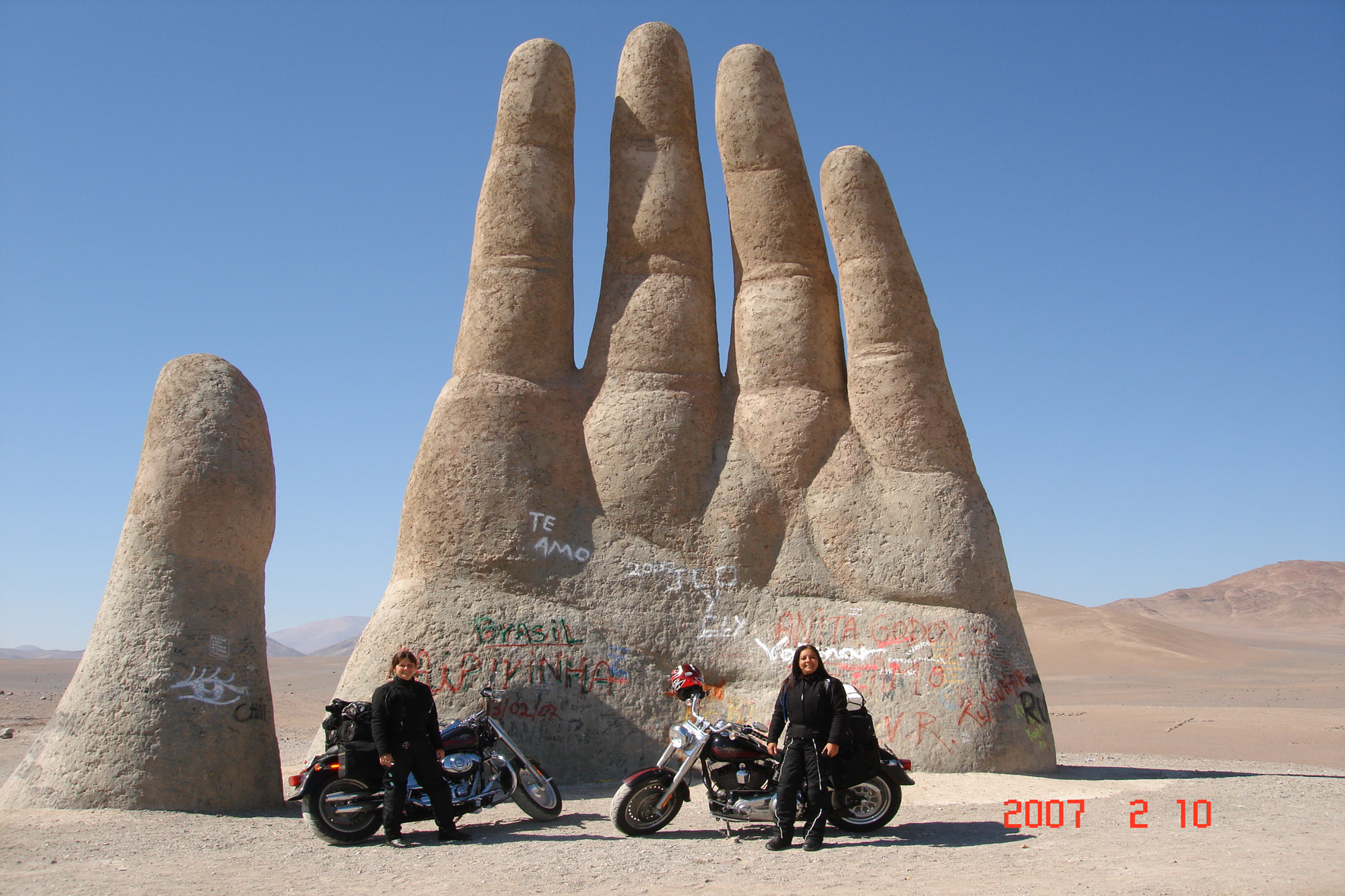  Em 2007 em frente a Mão do Deserto, no deserto do Atacama