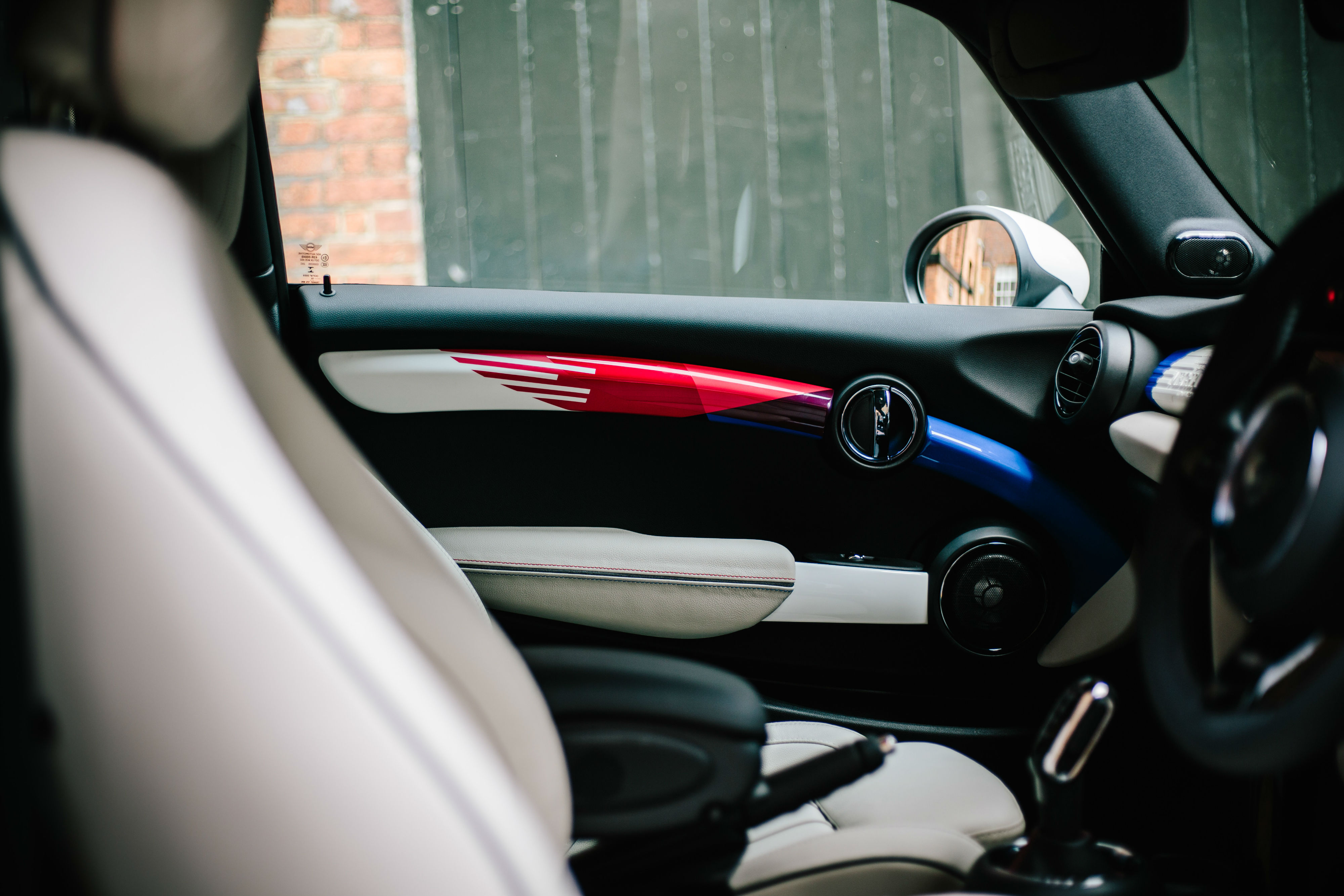 P90303738 Highres Mini Design One Off 