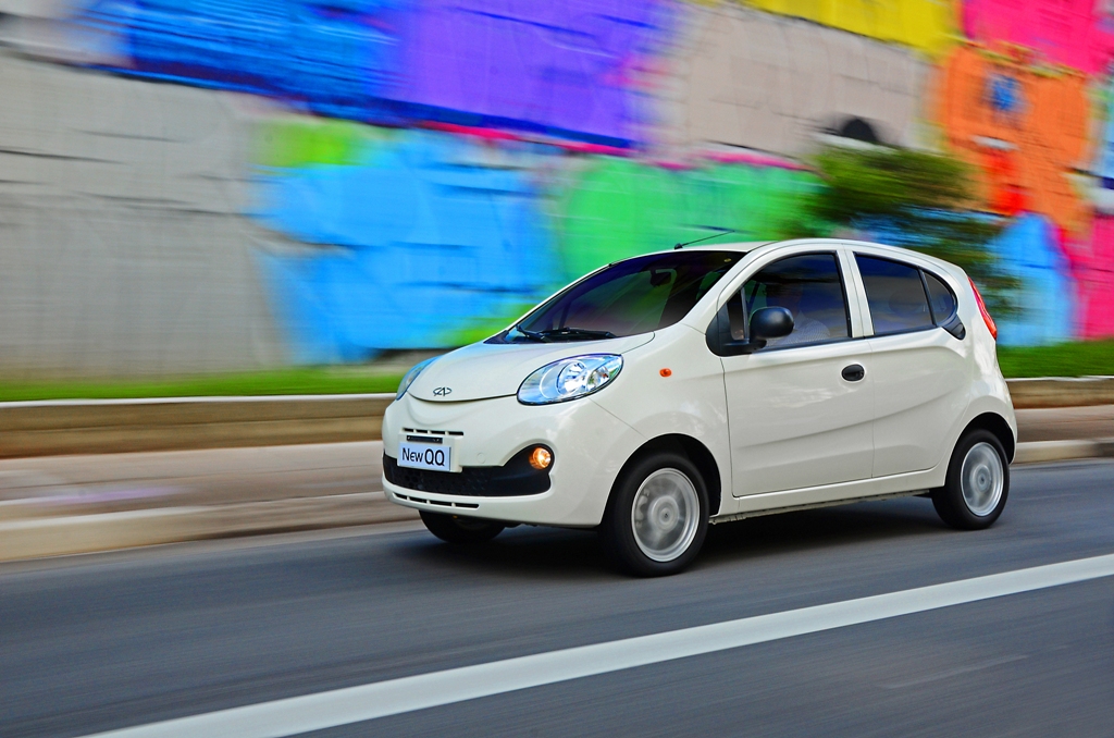 Chery New QQ branco na rua
