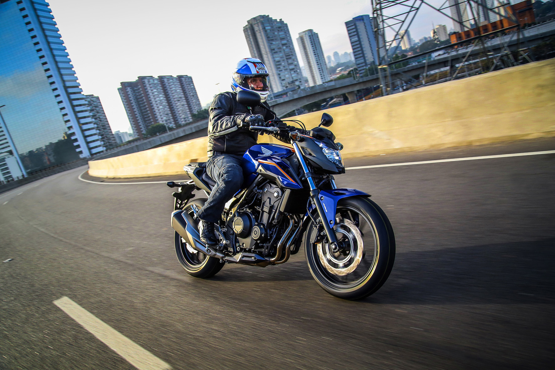  Conforto e suavidade na pilotagem são características da Honda CB 500 F