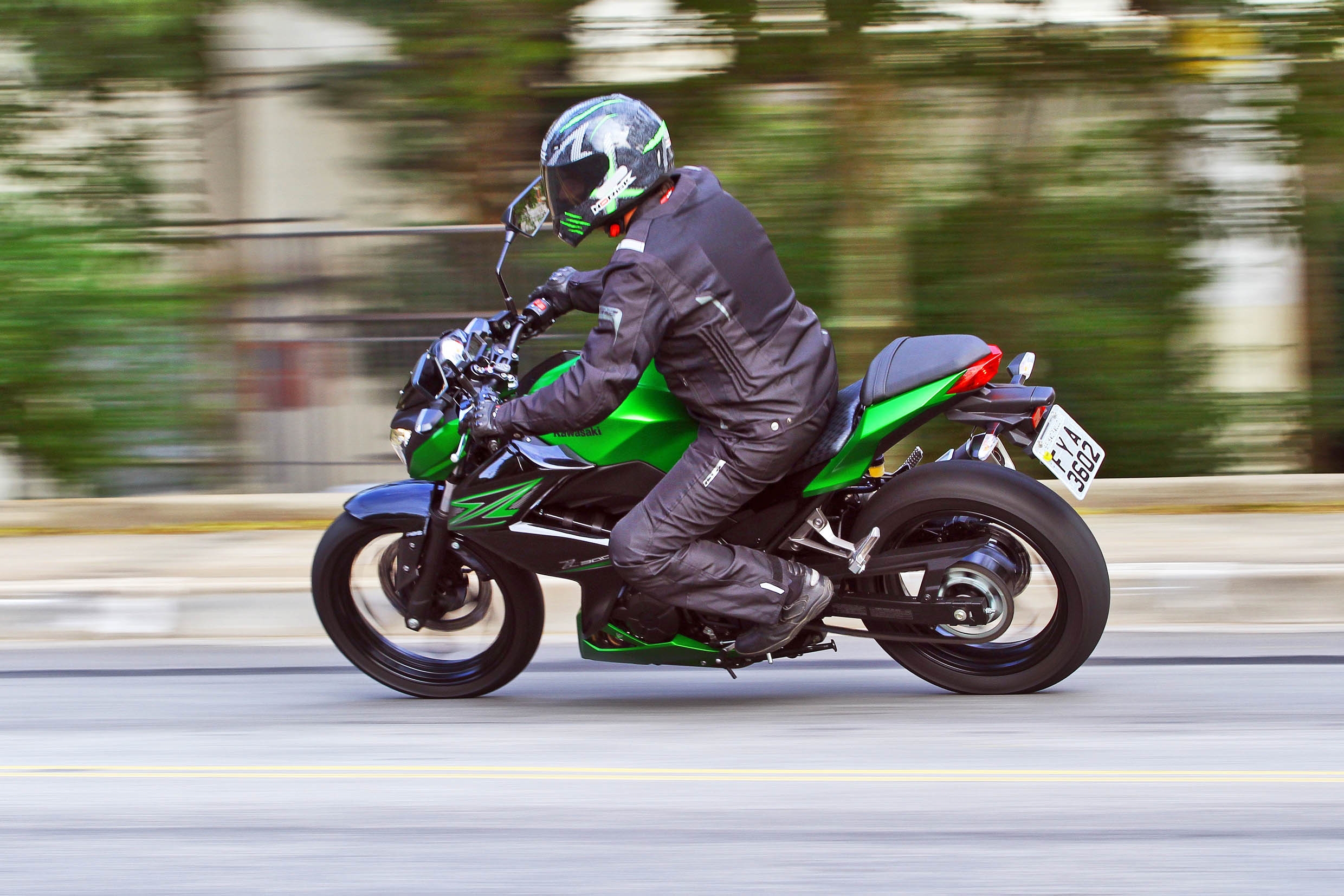  A Kawasaki Z 300 pede que o piloto use o câmbio forma constante para buscar o melhor desempenho