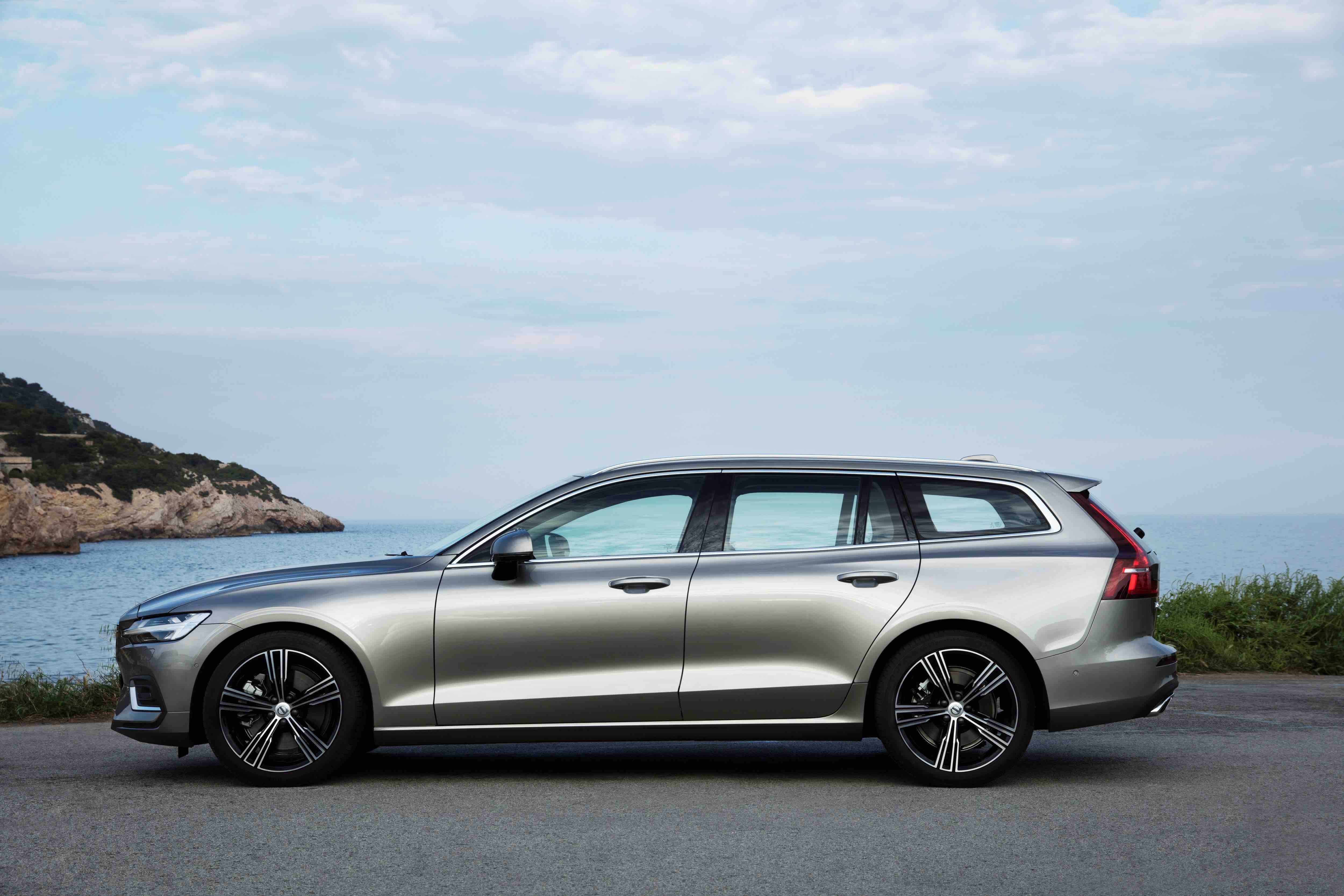  Volvo V60 2018 Momentum tem 4,76 metros de comprimento