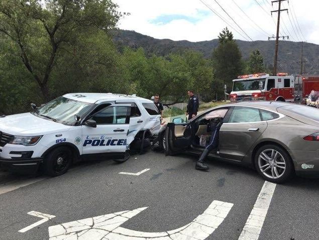 Tesla Model S bate em SUV da polícia na Califórnia