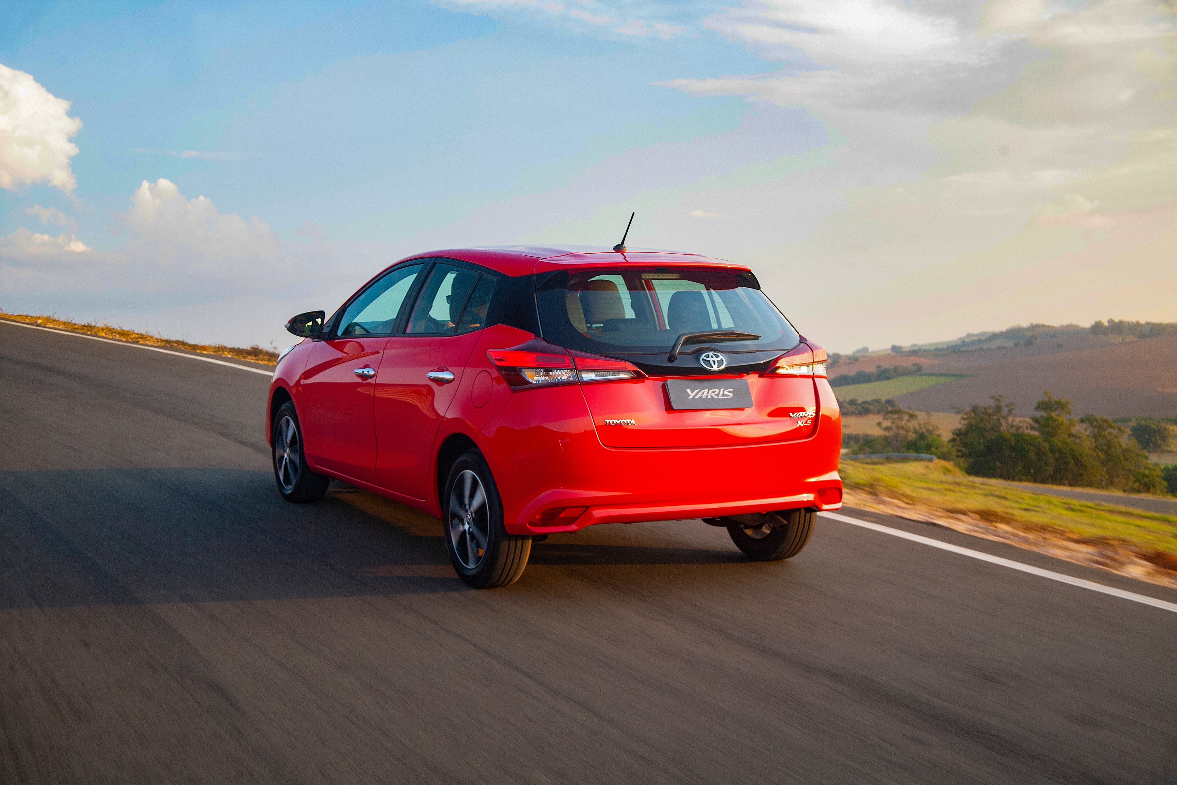  Traseira do hatch tem detalhe em preto brilhante