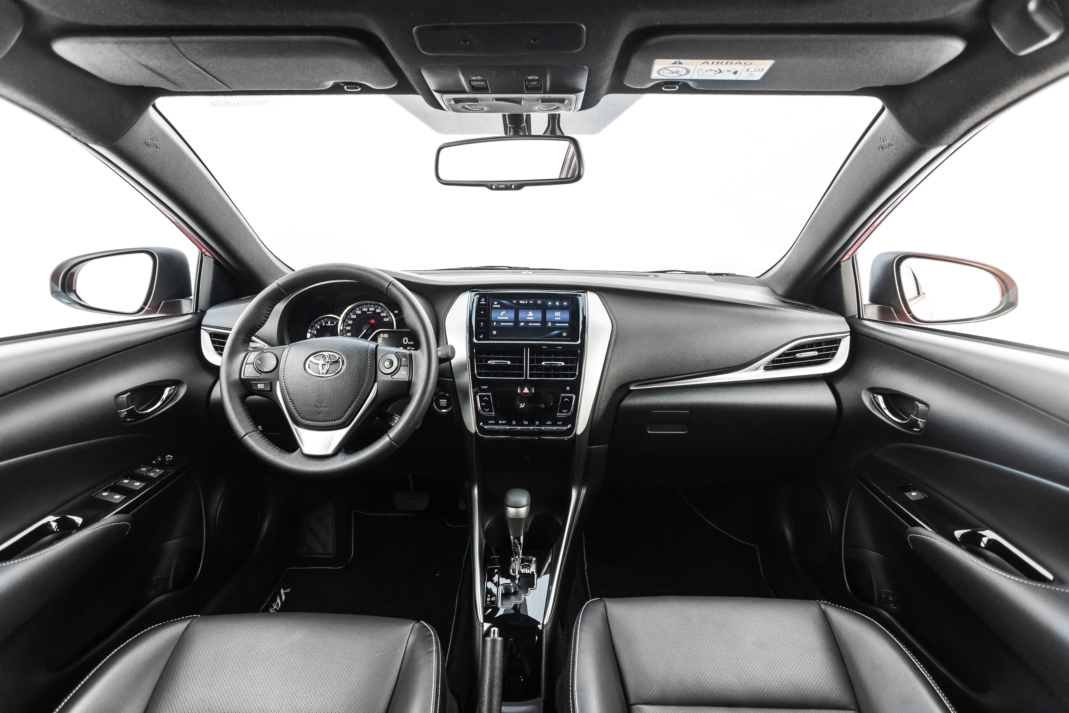  Interior é predominantemente preto