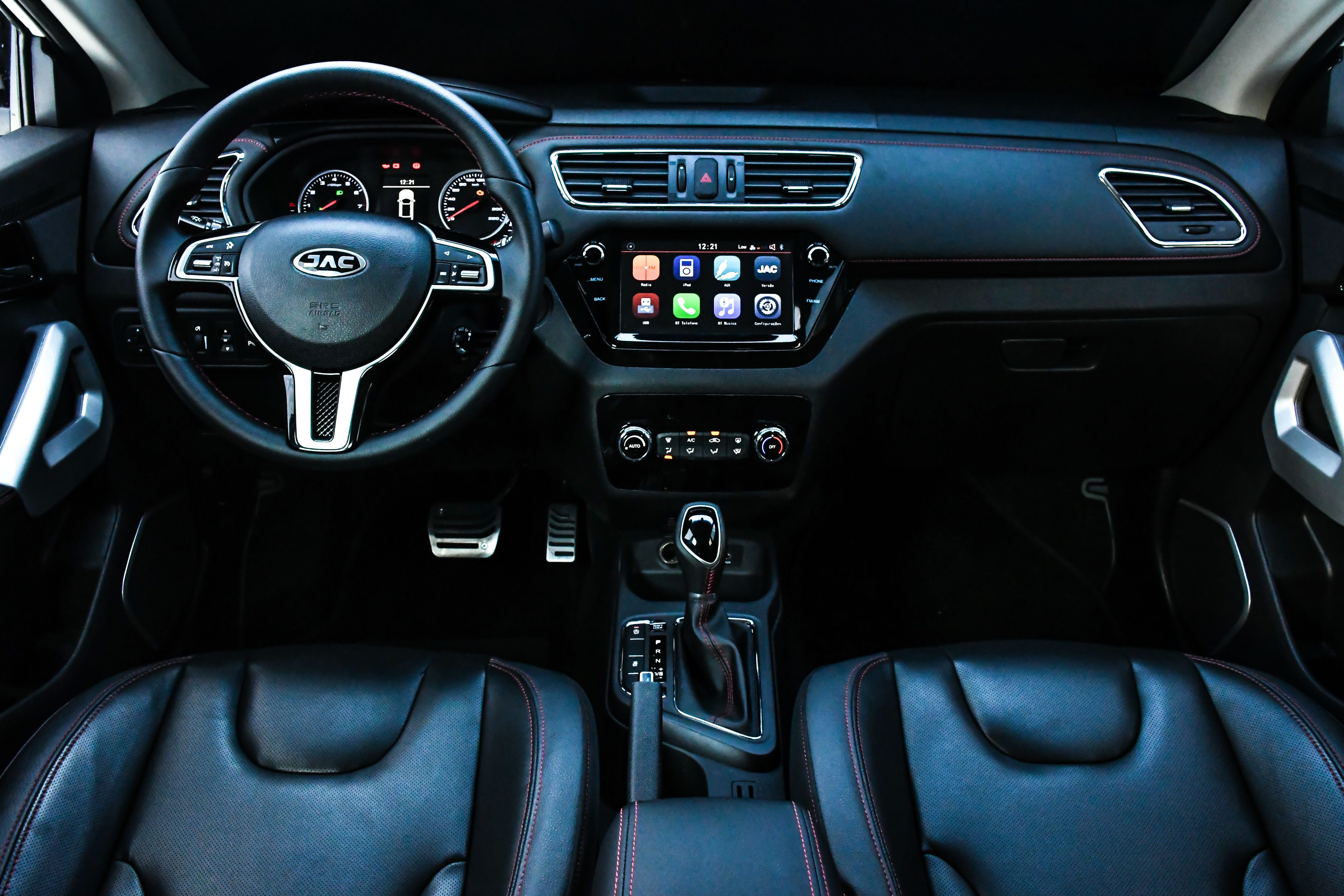  Central multimídia tem tela de 8 polegadas e a os bancos são revestidos em couro.