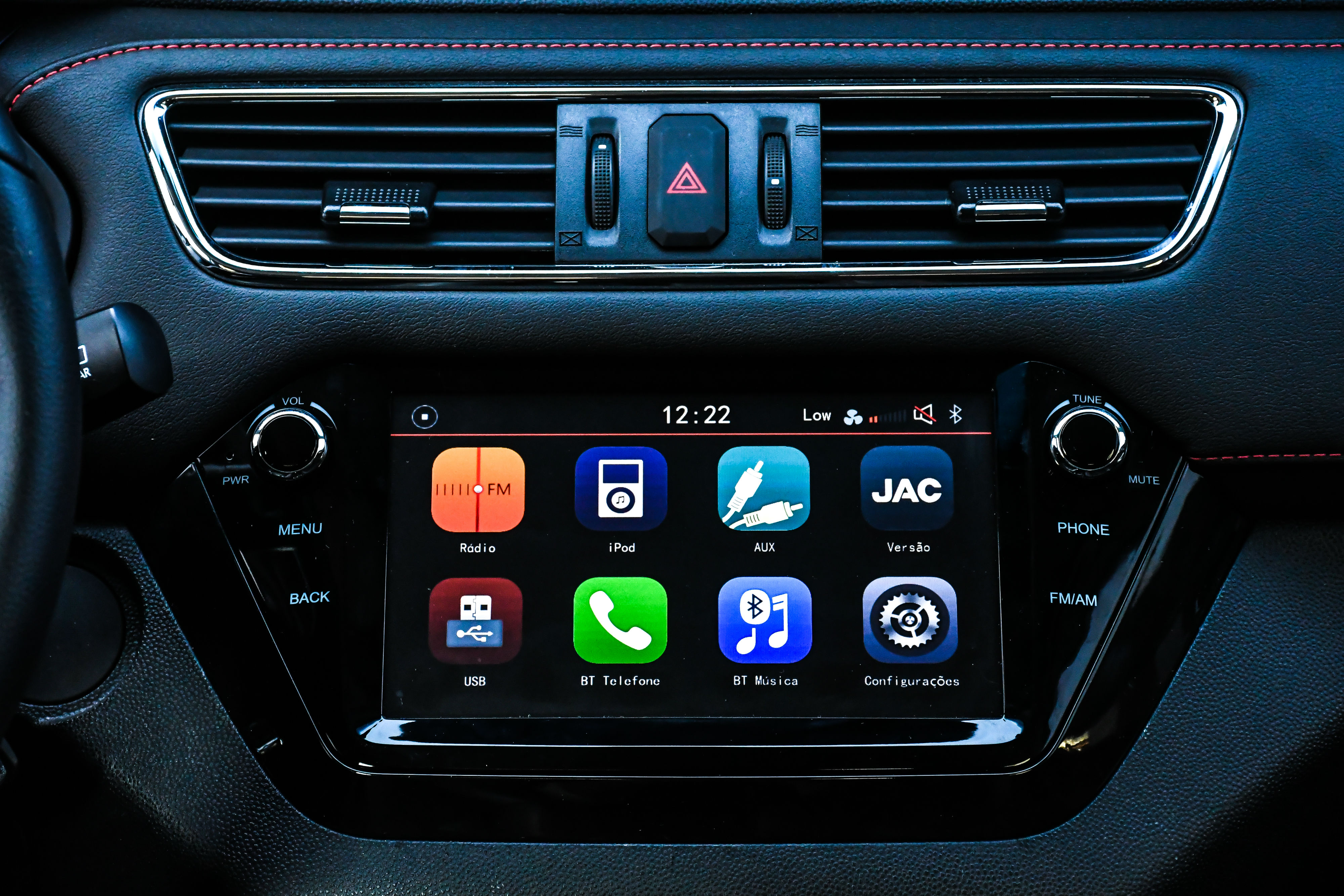  Central multimídia espelha celular, mas não tem Android Auto ou Apple CarPlay.