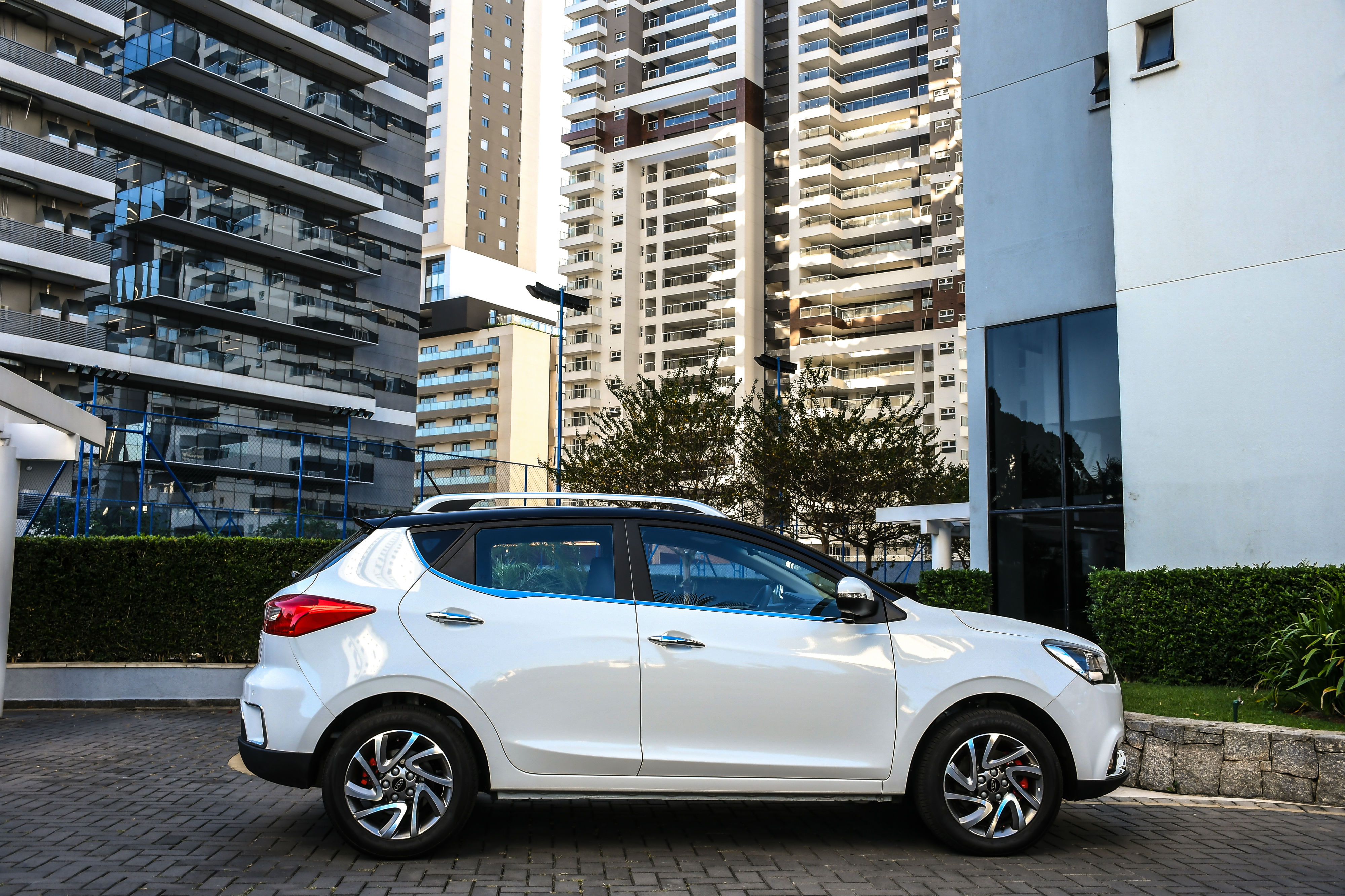  Modelo tem 4,13 metros de comprimento e 2,49 metros de distância entre os eixos.