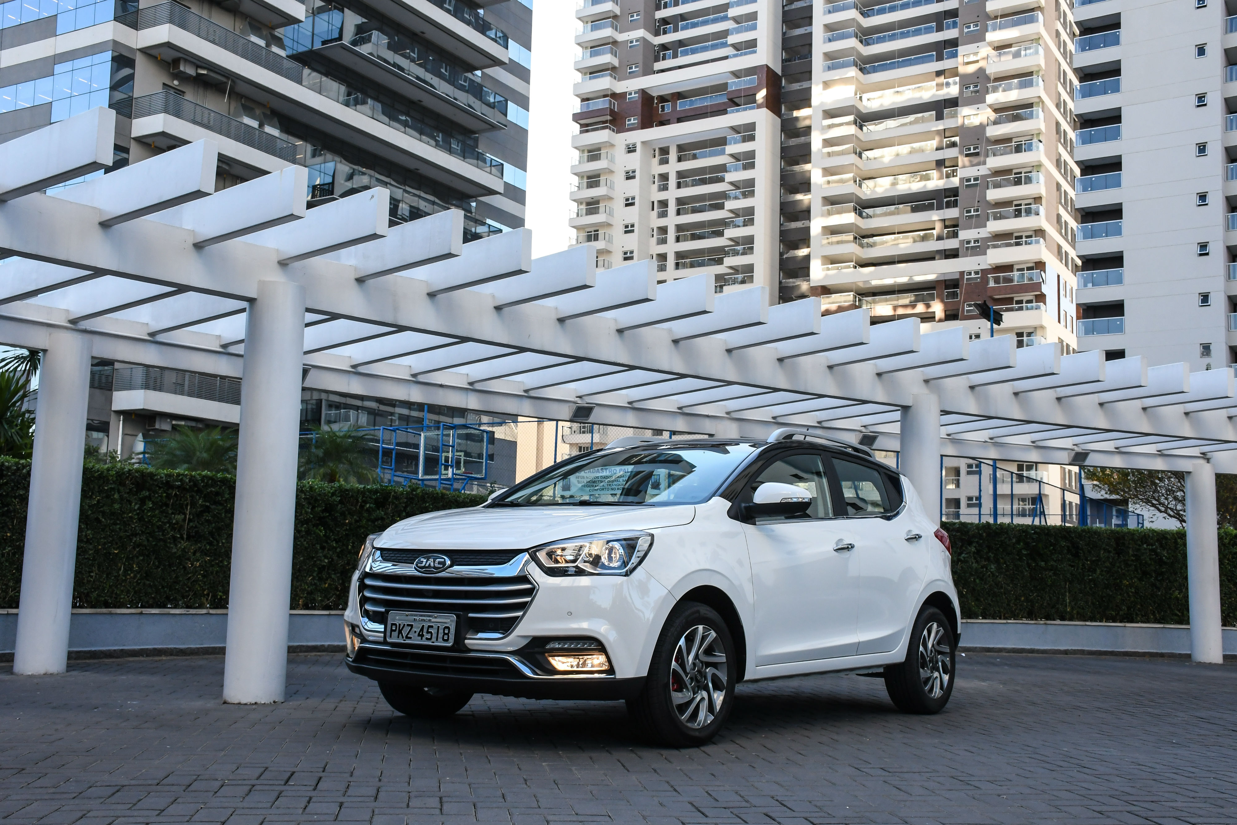  Cromados estão presentes na grade frontal, moldura das portas e frisos dos para-choques.
