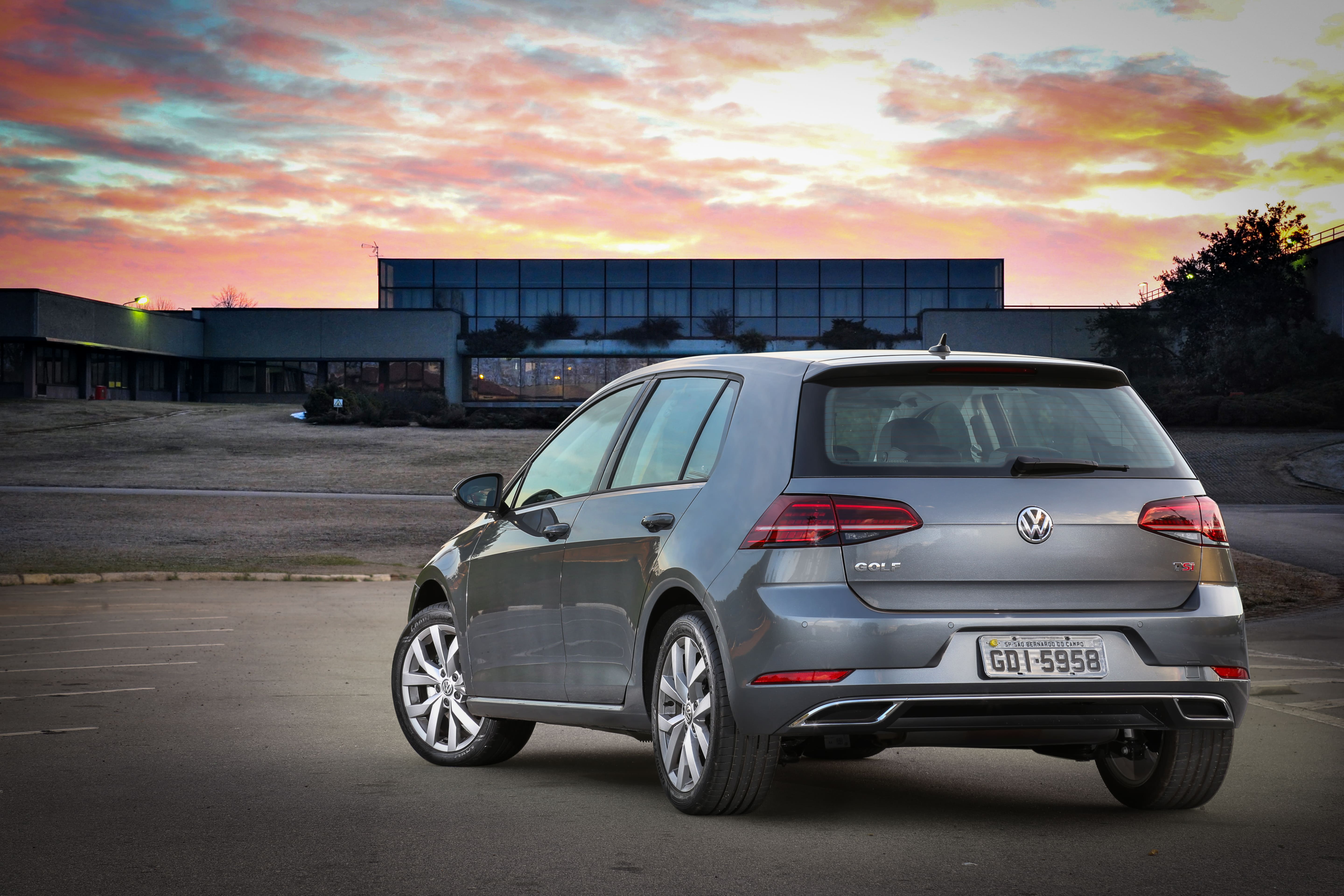  Rodas nas versões Highline (foto) e Comfortline são de 16 polegadas; 17 polegadas são opcionais.