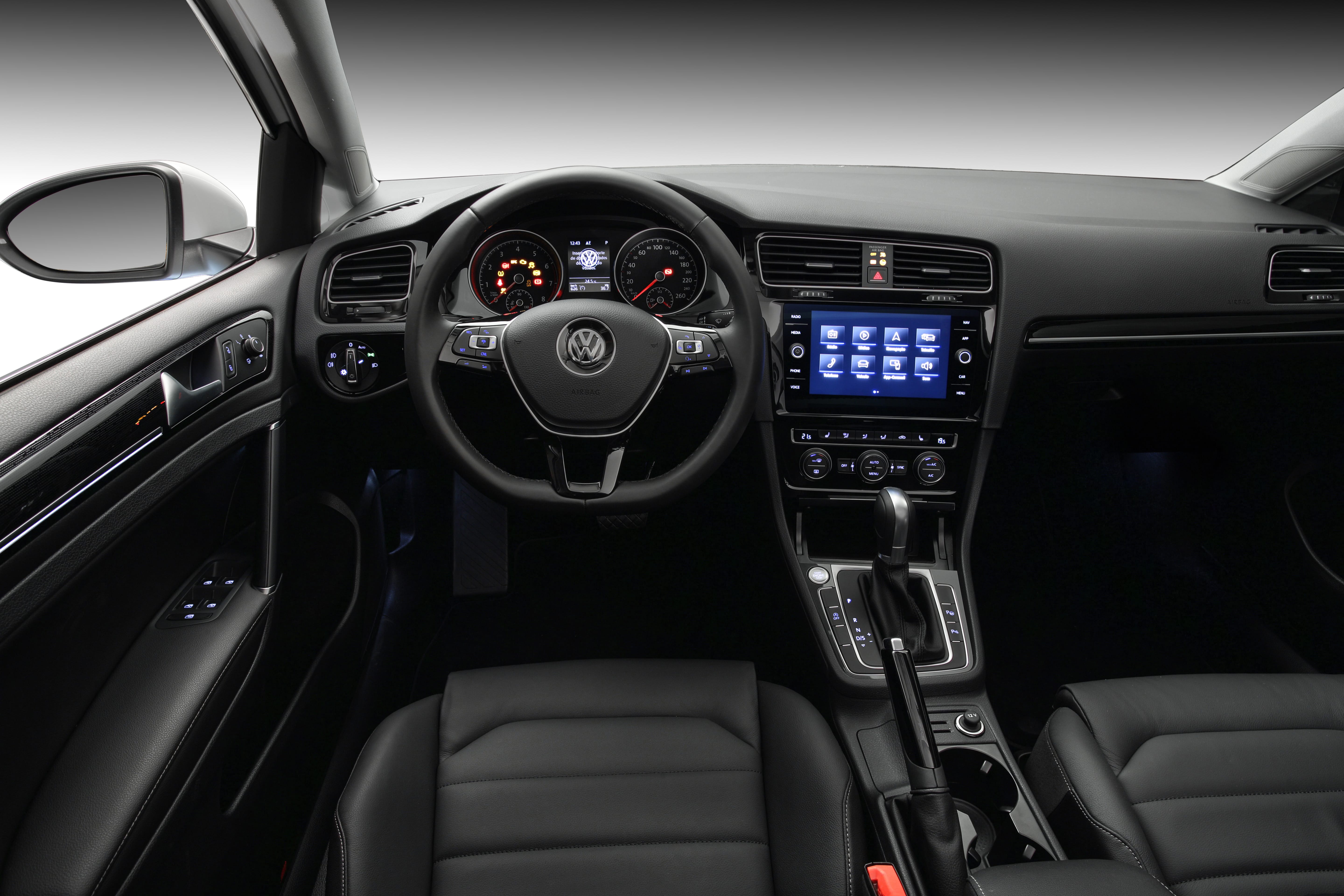  Versões Comfortline e Highline têm central de infotainment Composition Media