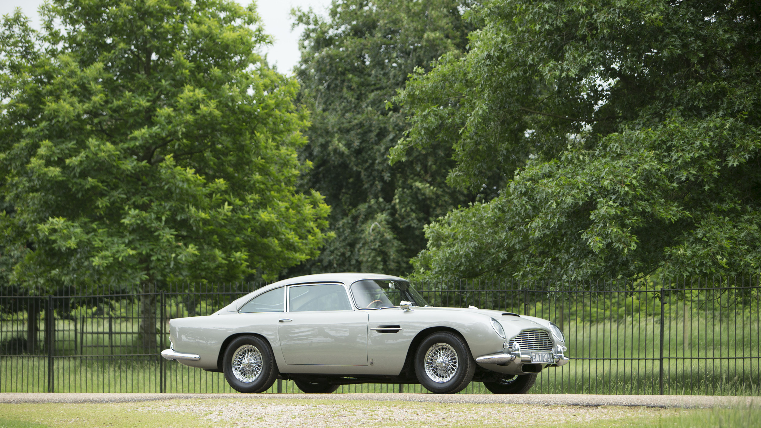 Aston Martin DB5 de 'GoldenEye' vai a leilão em julho no Festival de Goodwood