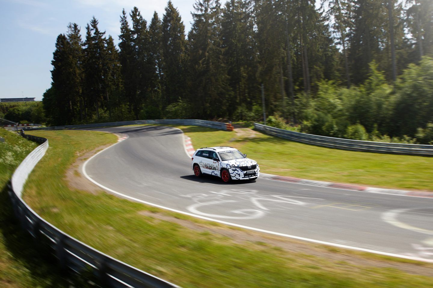 Skoda Kodiaq RS é o 'rei de Nürburgring' entre SUVs de 7 lugares
