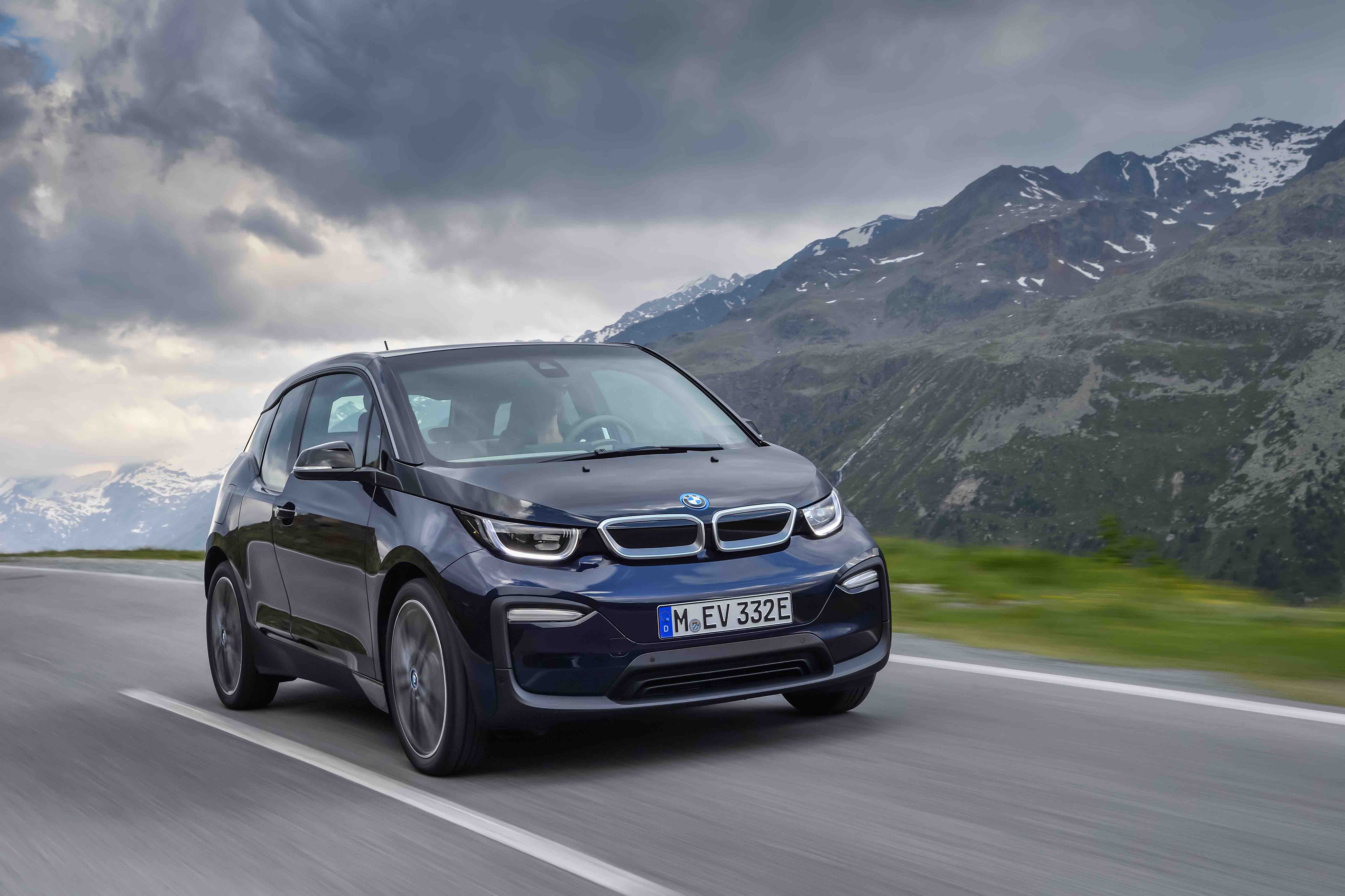 Novo BMW i3 2019 em movimento na estrada chama a atenção pela grade dupla menor e com detalhes azuis