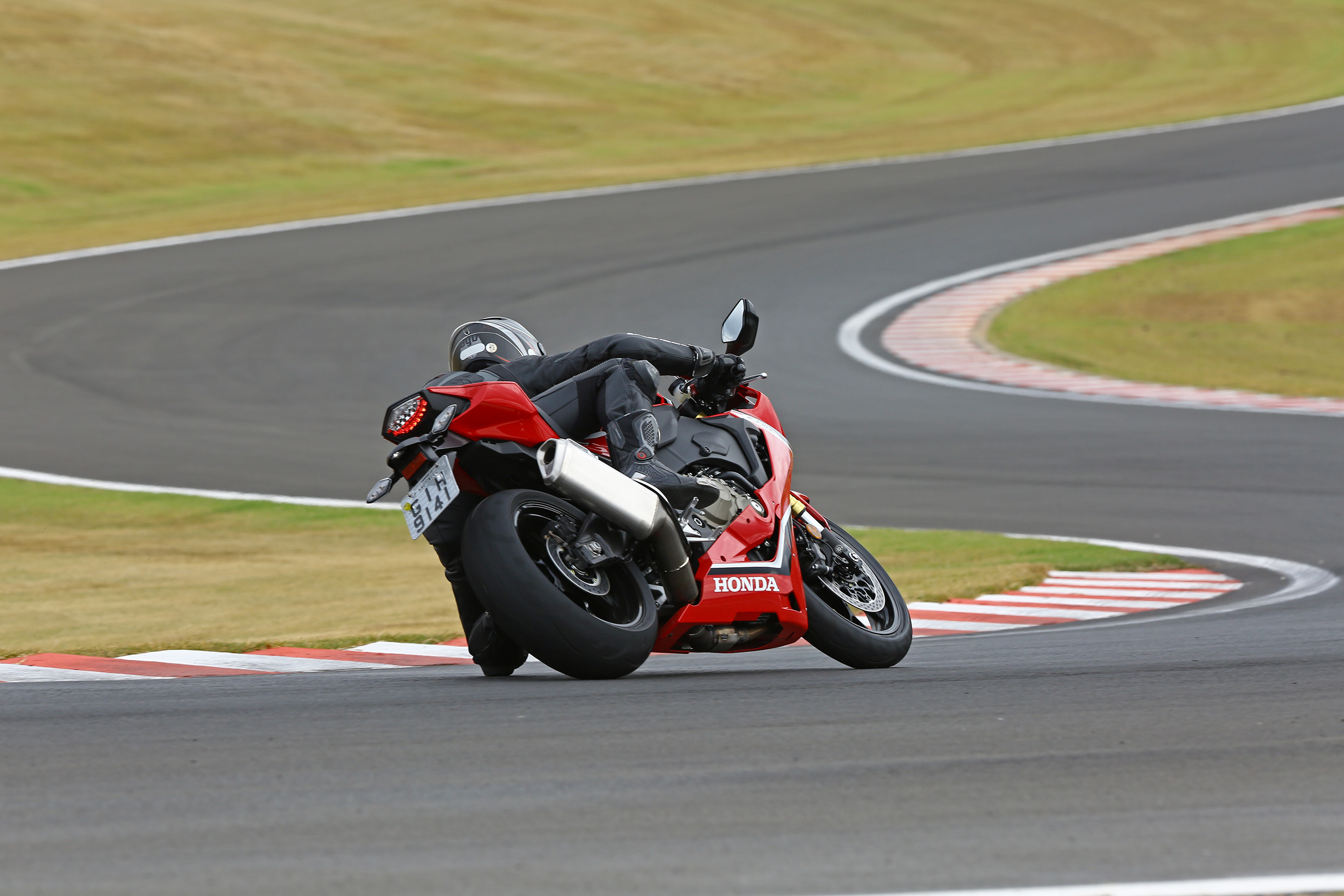  Também é possível se divertir com a Fireblade ABS, mas o quickshift e os pneus da SP fazem diferença