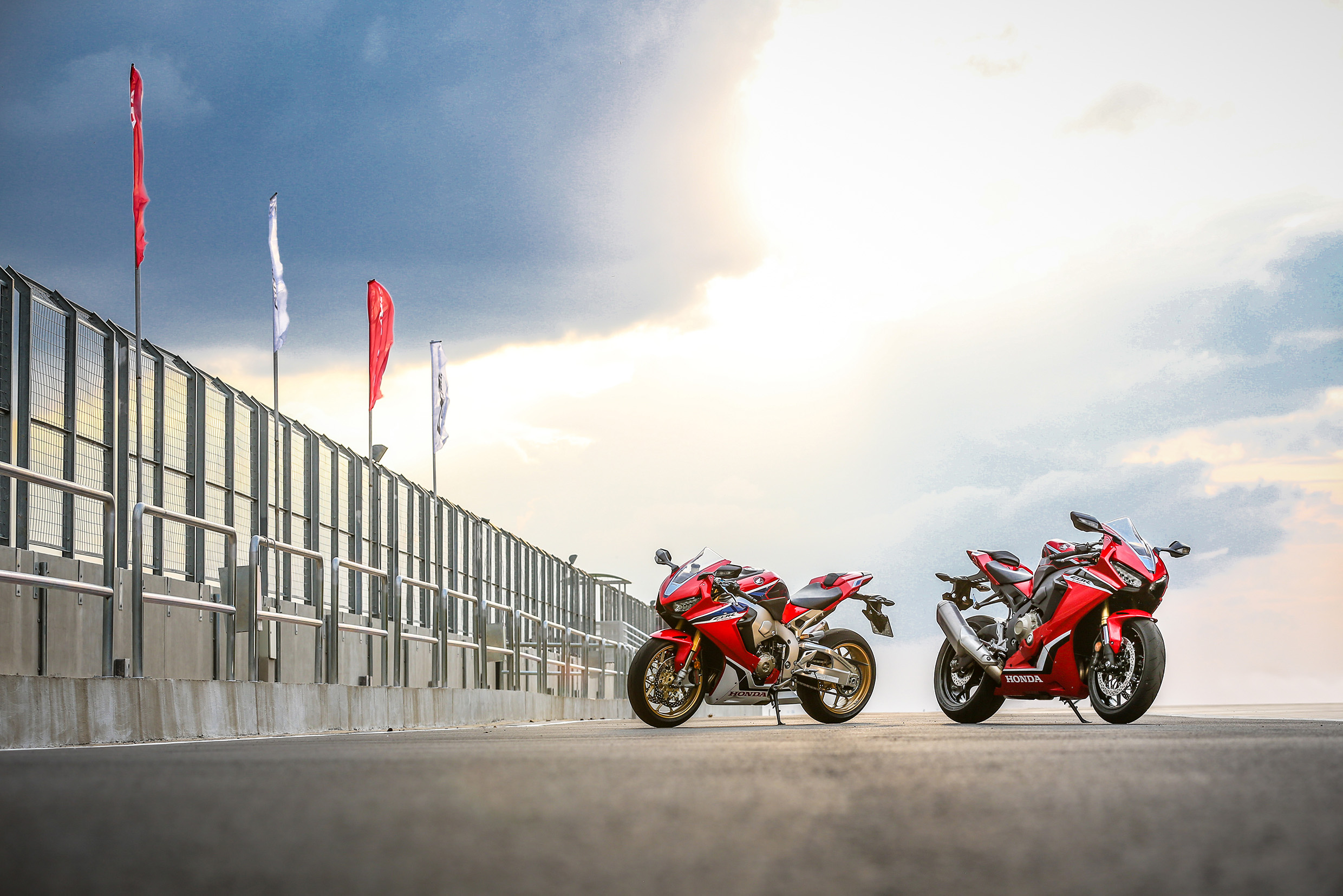  Honda CBR 1000RR 2018 chega ao Brasil em duas versões: ABS por R$ 69.990 (à dir.) e SP por R$ 79.990