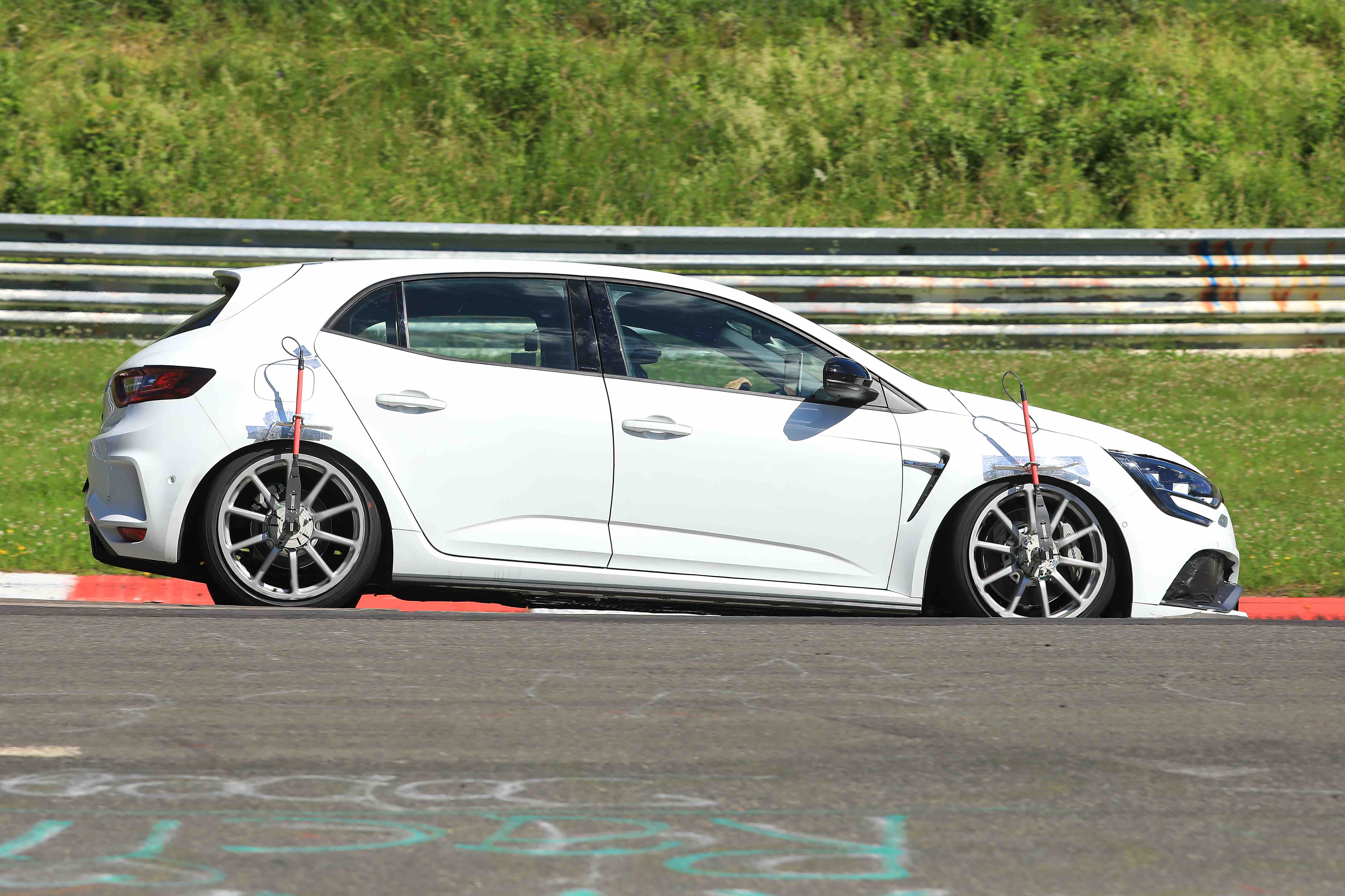 Versão de produção do Mégane R.S. Trophy terá mais detalhes visuais exclusivos