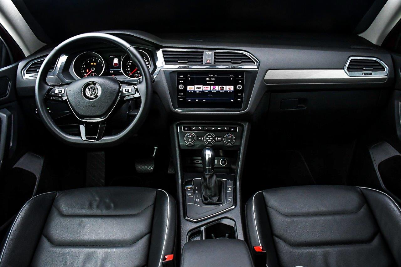  Interior do Tiguan Allspace Comfortline tem excelente acabamento interno, com bancos e volante revestidos em couro