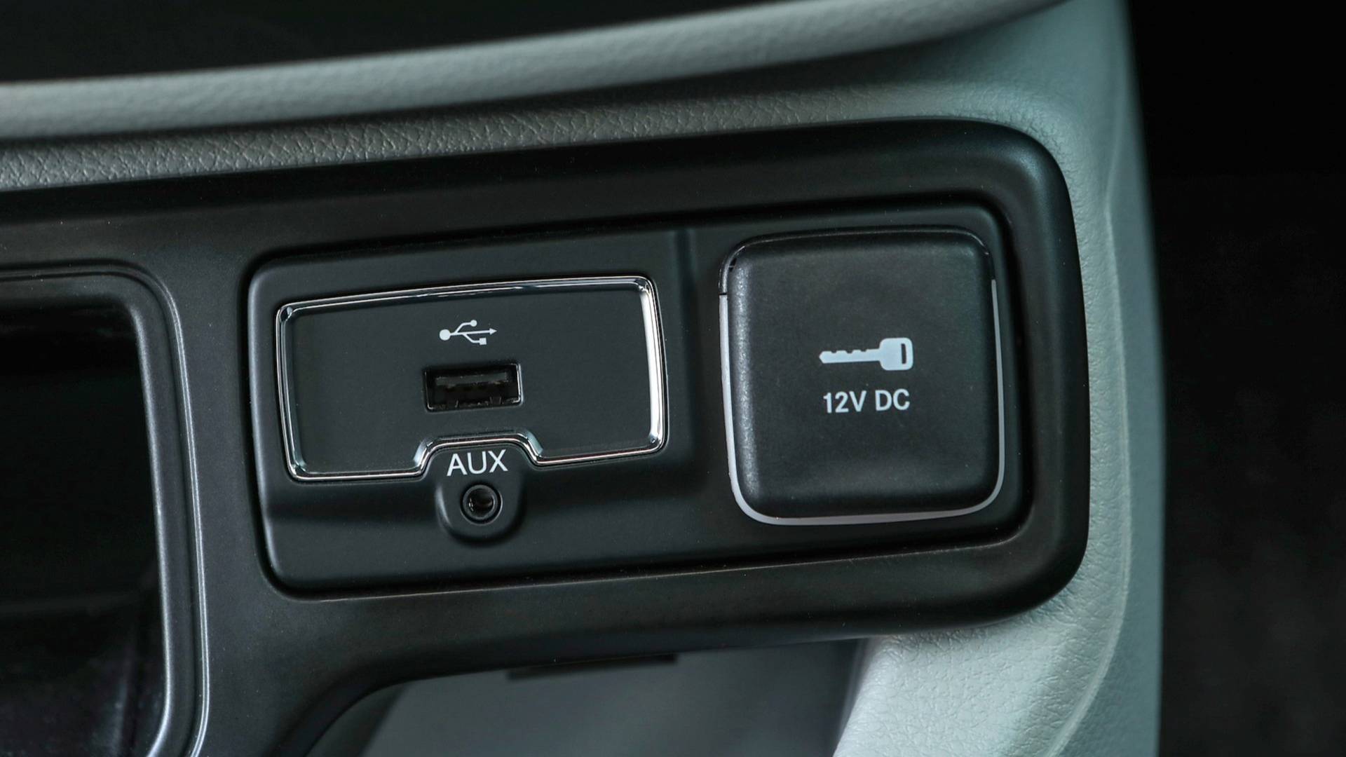Jeep Renegade 2019 tem entradas USB e auxiliar, mais tomada de 12 volts