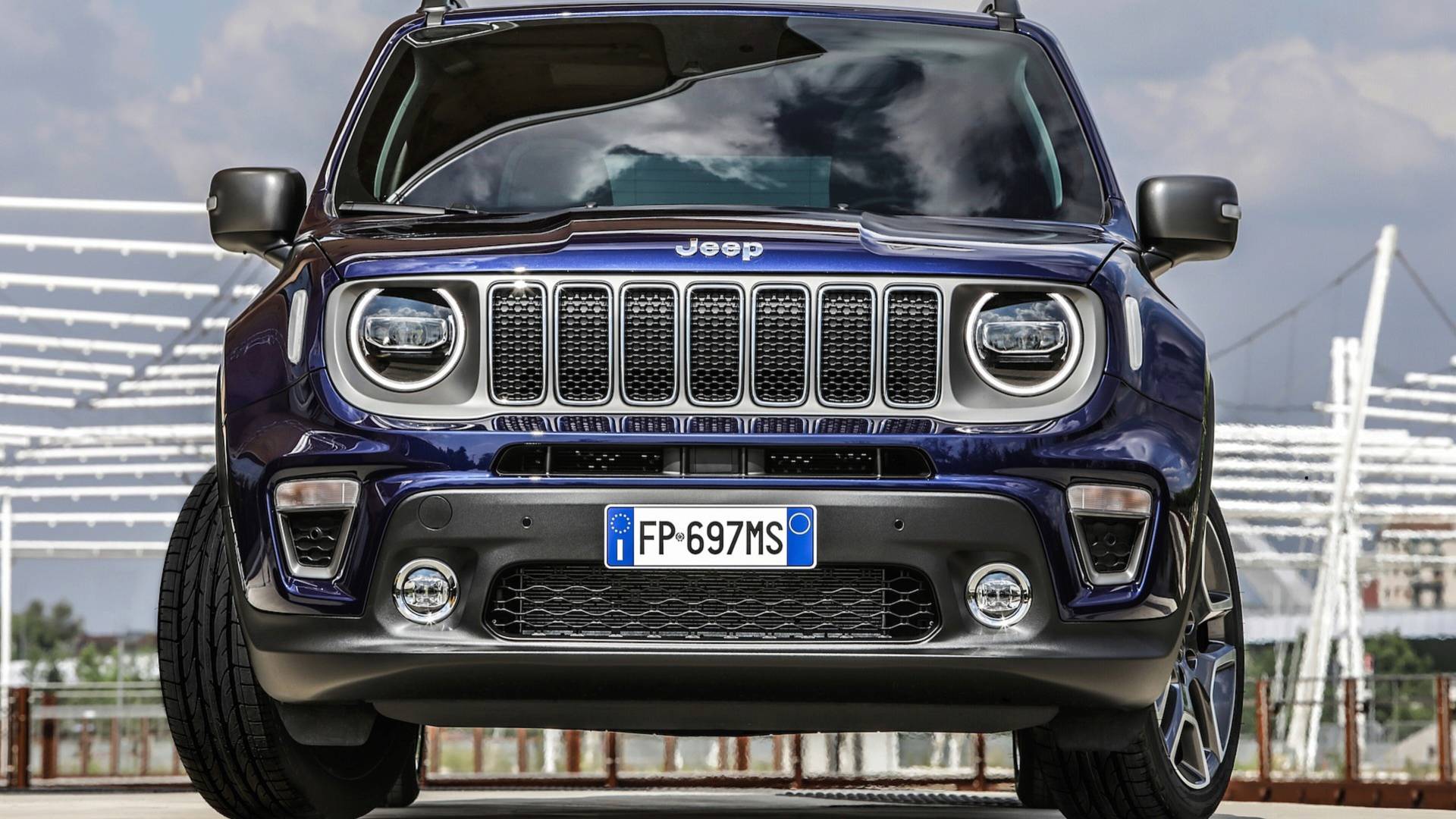 Grade dianteira do Jeep Renegade 2019 ficou mais baixa e faróis trazem novo arranjo de luzes