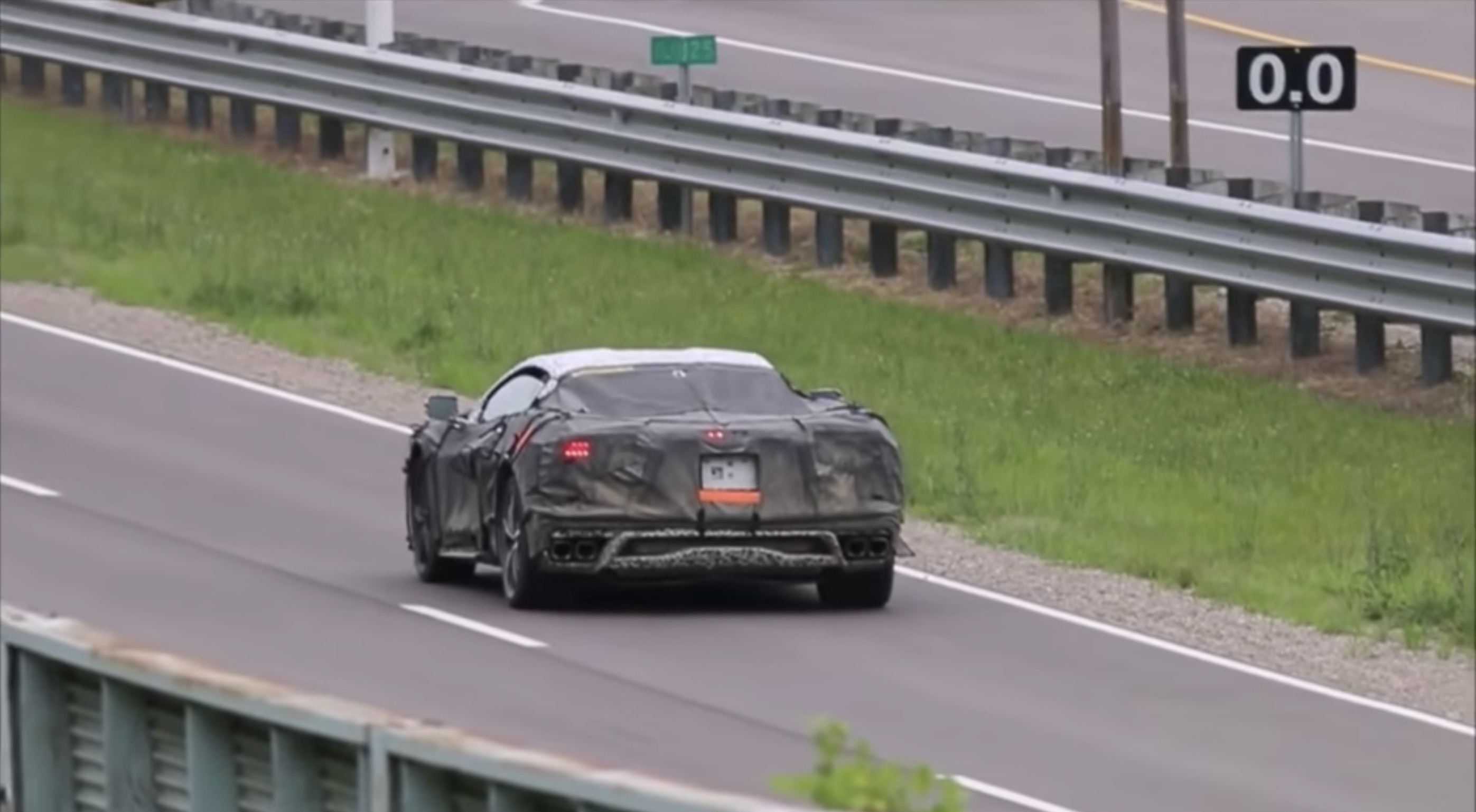 Chevrolet Corvette C8 é flagrado em pista de testes