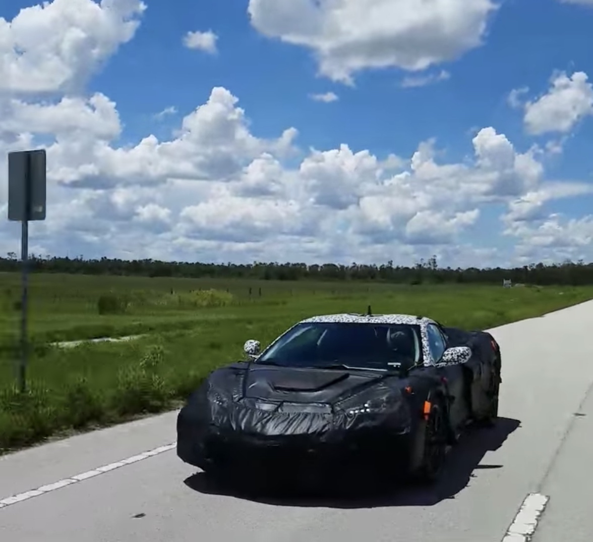 Passageiro de carro registrou protótipo do Corvette com motor traseiro em rodovia dos EUA