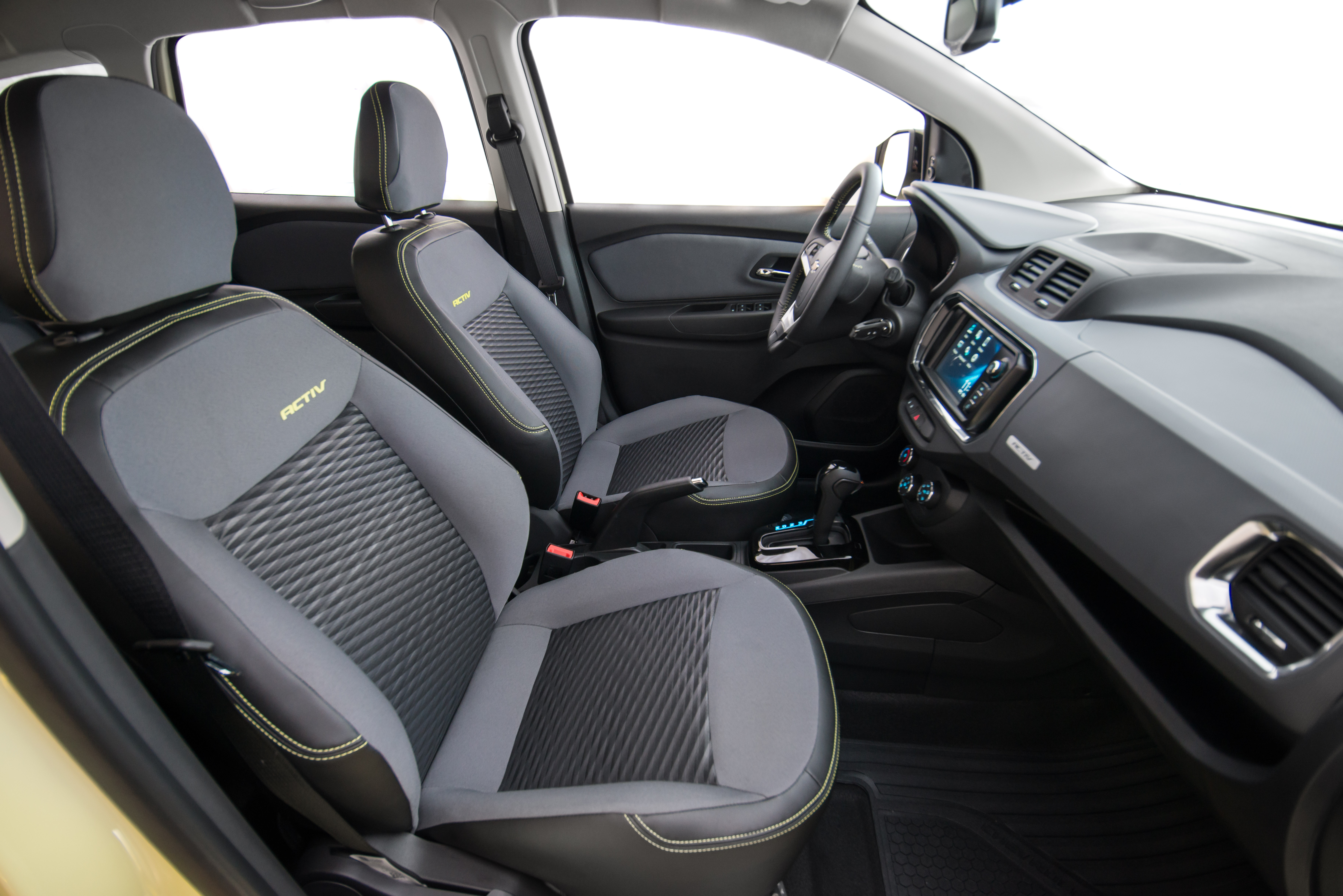  Chevrolet Spin Activ 2019 ganhou bancos redesenhados, com novos espumas e revestimento com costuras em amarelo