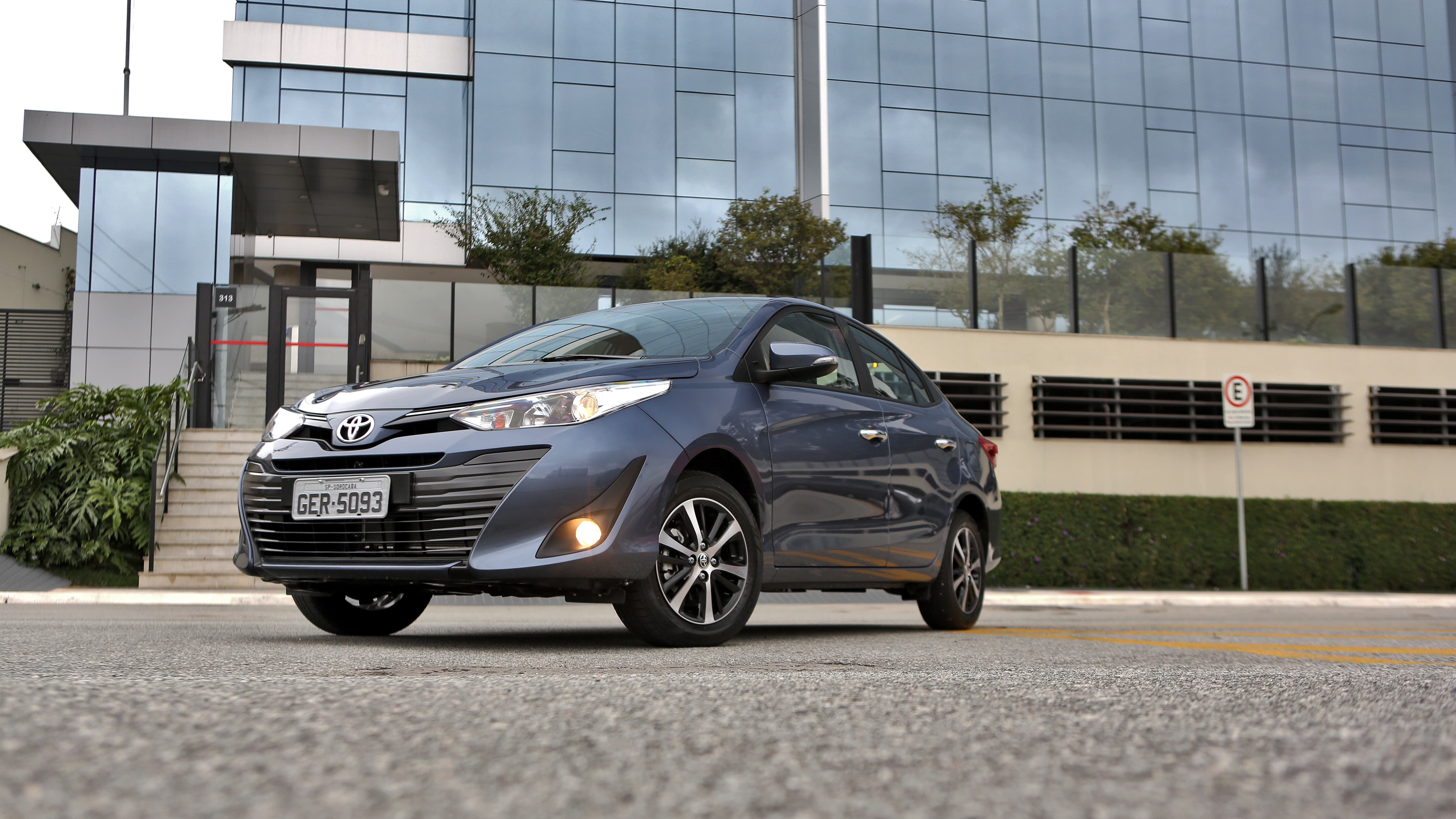  A dianteira traz detalhes diferentes em relação ao próprio Yaris hatch