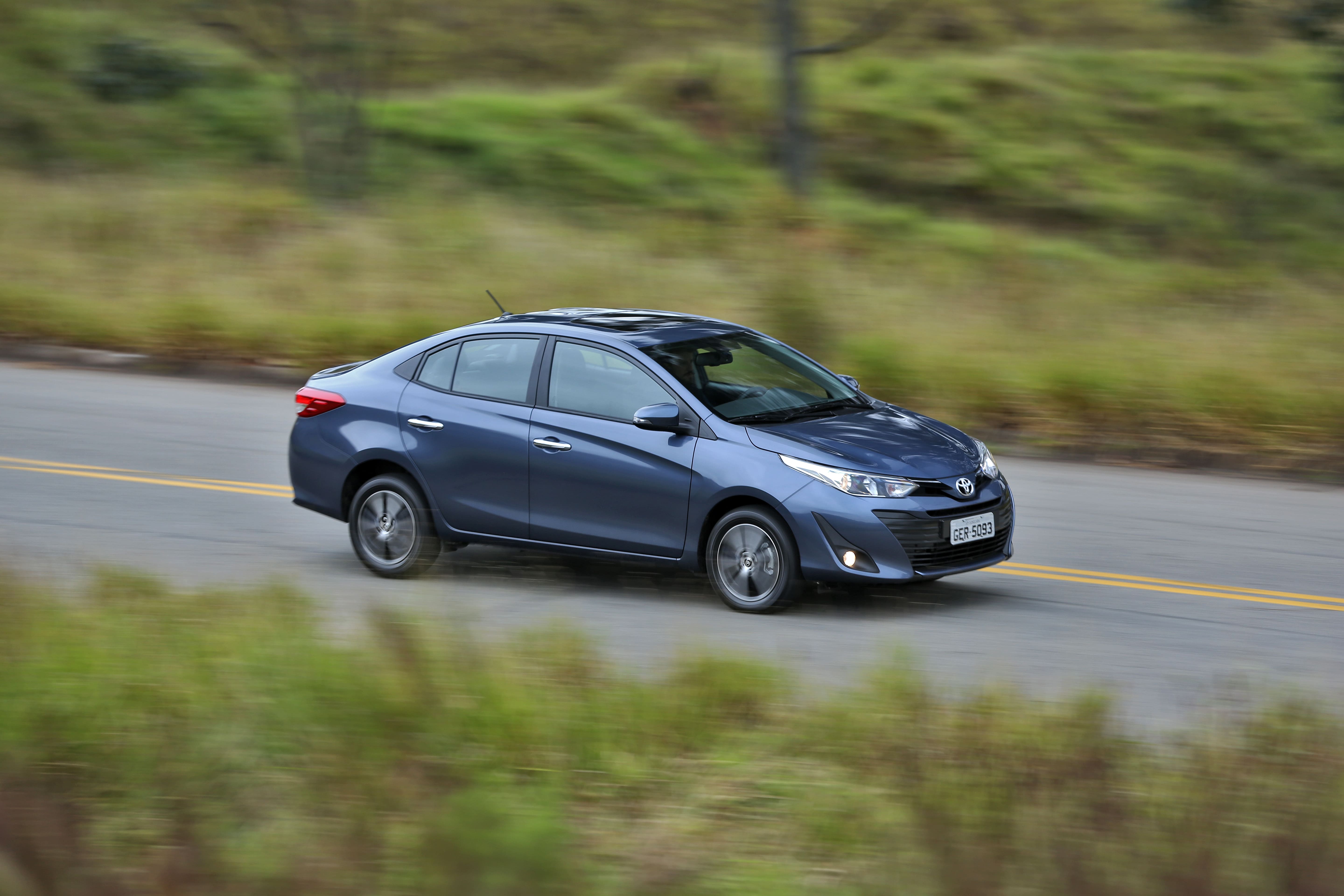  Nesta versão topo de linha XLS, o teto solar é item de série